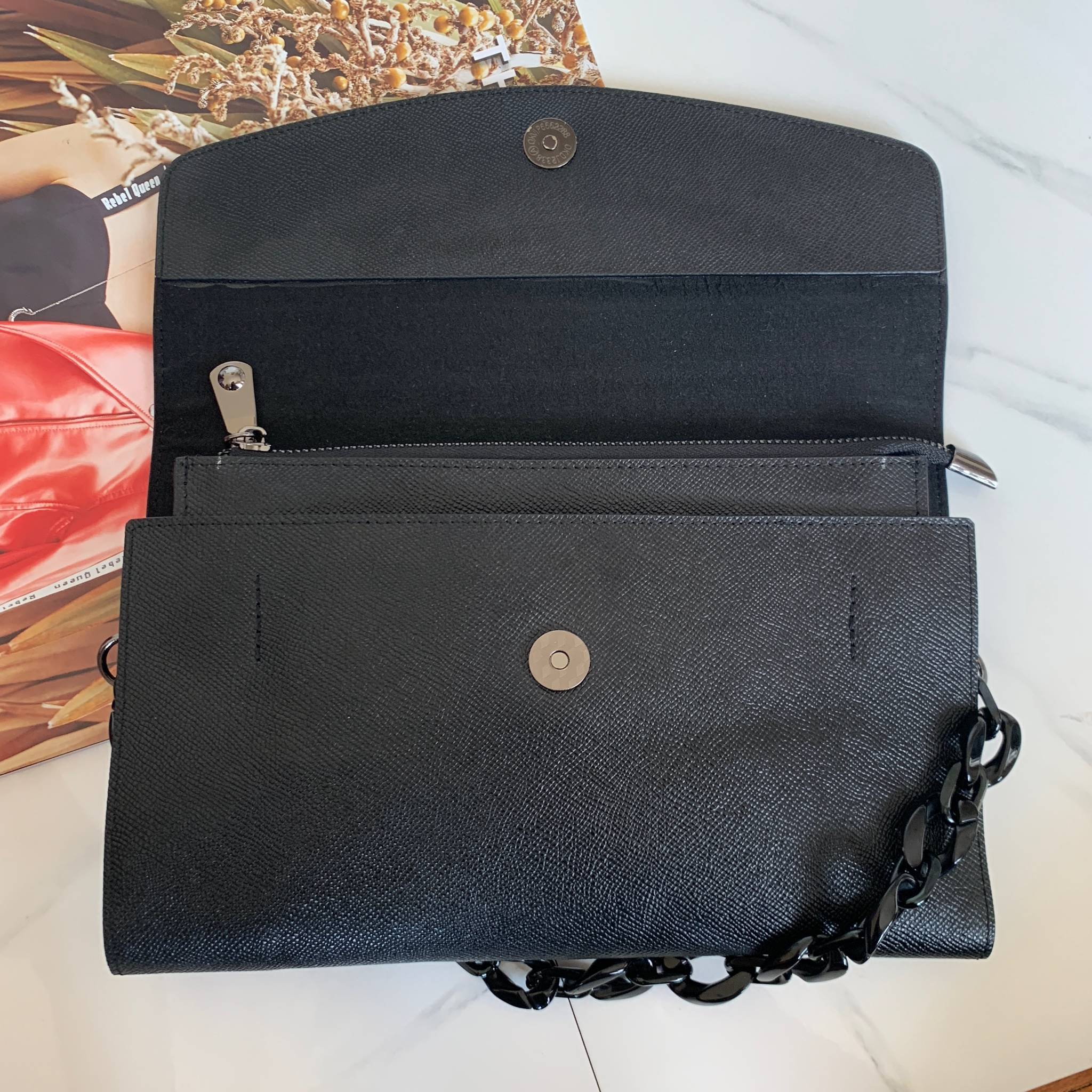 คลัชมาใหม่ สัปดาห์นี้ค่า ‘ Stair ‘ Clutch bag ✔️รอบนี้เข้าเพิ่มอีก 5 ลายเลยน๊า หลังจากปล่อยคอลเลคชั่นแรกออกไปแล้วได้รับความนิยมมากๆ รอบนี้จัดเฉดสีกลางๆ ให้แมทช์ง่ายกับชุดด้วยค่า **หนังวัวแท้ค่า