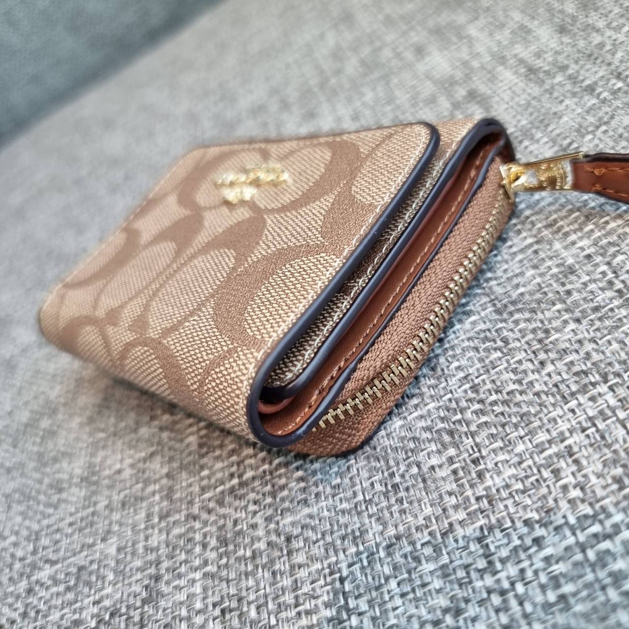 OUTLET 】COACH F41302 SMALL TRIFOLD WALLET IN SIGNATURE CANVAS สวยคลาสสิค พกพาง่าย ใบเล็กน่ารักน่าใช้ ต้องยกให้ใบนี้จ้า 💗💋 ตอบโจทย์คนชอบพกน้อยที่สุด!! กระเป๋าสตางค์ใบสั้นหนังแคนวาสเคลือบคุณภาพดี ภายในเป็นหนังแท้ ใส่บัตร ใส่ธนบัตรได้ทุกชนิด 