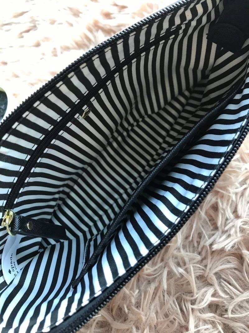 Kate Spade New York Greta Court Ramey Gritter Crossbody Bag กระเป๋าสะพายที่มีดีเทลเป็นกริชเตอร์วิ้งที่ก้นกระเป๋า ด้านบนหนังsaffiano เปิดปิดด้วยซิปเดียวด้านบน ภายในใส่กระเป๋าสตางค์ยาว มินิไอแพคได้ สายสะพายยาว118cmปรับไม่ได้ ขนาดกำลังดีสวยน่าใช้เลยคร้า!!