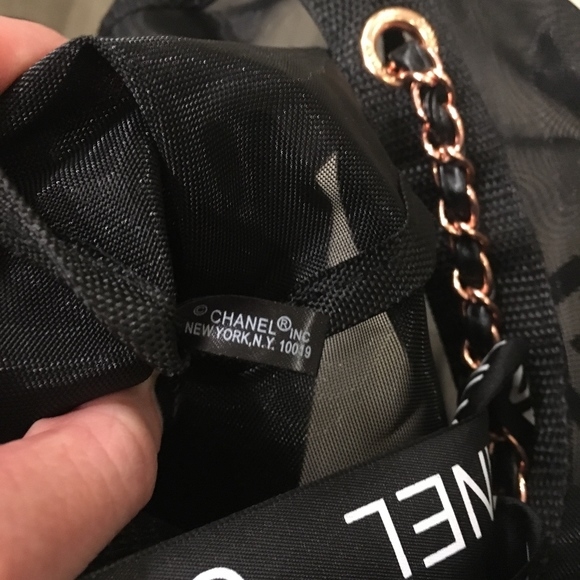 Chanel Black Mesh Tote Bag with Chanel Ribbon กระเป๋าแบรนด์ชาแนล ทำจาก 100% Polyester Mesh รุ่นนี้ สายสะพายโซ่สี rose gold ตัดกับหนัง เพิ่มความหรูหรา น่าใช้ อะไหล่ทุกจุดปั๊มแบรนด์ มาพร้อมริ้บบิ้น Chanel เพื่มดีเทล กระเป๋าด้านหนึ่งสกรีนชื่อแบรนด์ Chanel อี