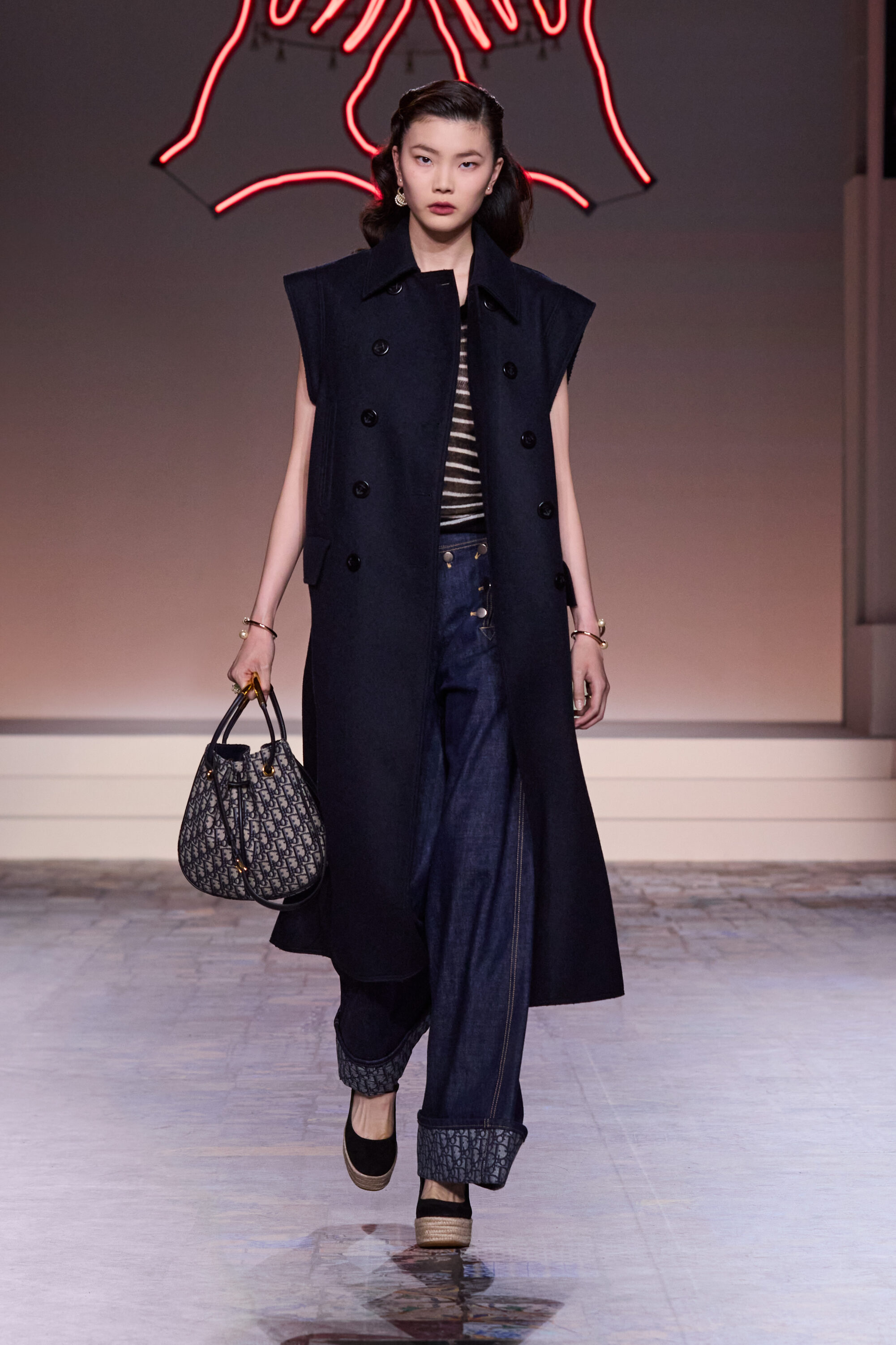 Dior Nolita Bag กระเป๋าสะพายทรงโท้ทรุ่นใหม่ สวยหรูเป็นเอกลักษณ์ตามแบบฉบับแบรนด์ มาพร้อมสายสะพายยาว ขนาดกำลังน่าใช้ ภายในโล่งกว้างจุของได้เยอะ สวยทันสมัยเหนือกาลเวลาต้องยกให้ใบนี้เลยค่ะ