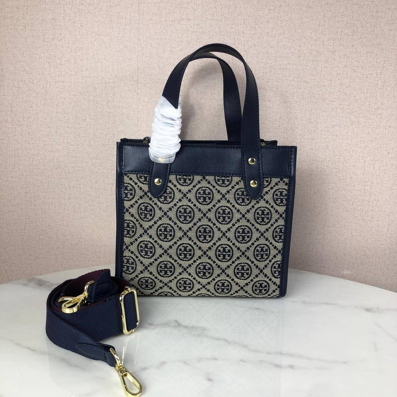 กระเป๋าถือ หรือสะพาย TORY BURCH เปิด - ปิดกระเป๋าด้วยกระดุมแม่เหล็ก ด้านในมีช่องใส่ของ 1 ช่อง และช่องซิป 1 ช่อง มาพร้อมสายสะพายยาว สามารถถอดและปรับได้ Free Size ค่ะ