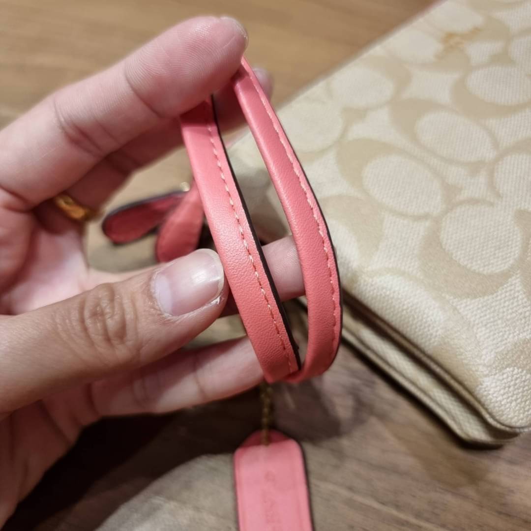 COACH F54057 DOUBLE ZIP WALLET IN SIGNATURE กระเป๋าคล้องมือ size L ใบนี้ใส่มือถือได้ทุกรุ่น ขนาดกำลังดี พกพาสะดวกมากๆ วัสดุหนังสังเคราะห์ ภายในเป็นผ้าสีสวยคม ใส่ธนบัตร ใส่บัตรได้เยอะ ใส่มือถือได้สบายๆทุกรุ่น ตอบโจทย์สาวๆที่ไม่ชอบพกเยอะวุ่นวายจ้า ใบนี้เอาอ