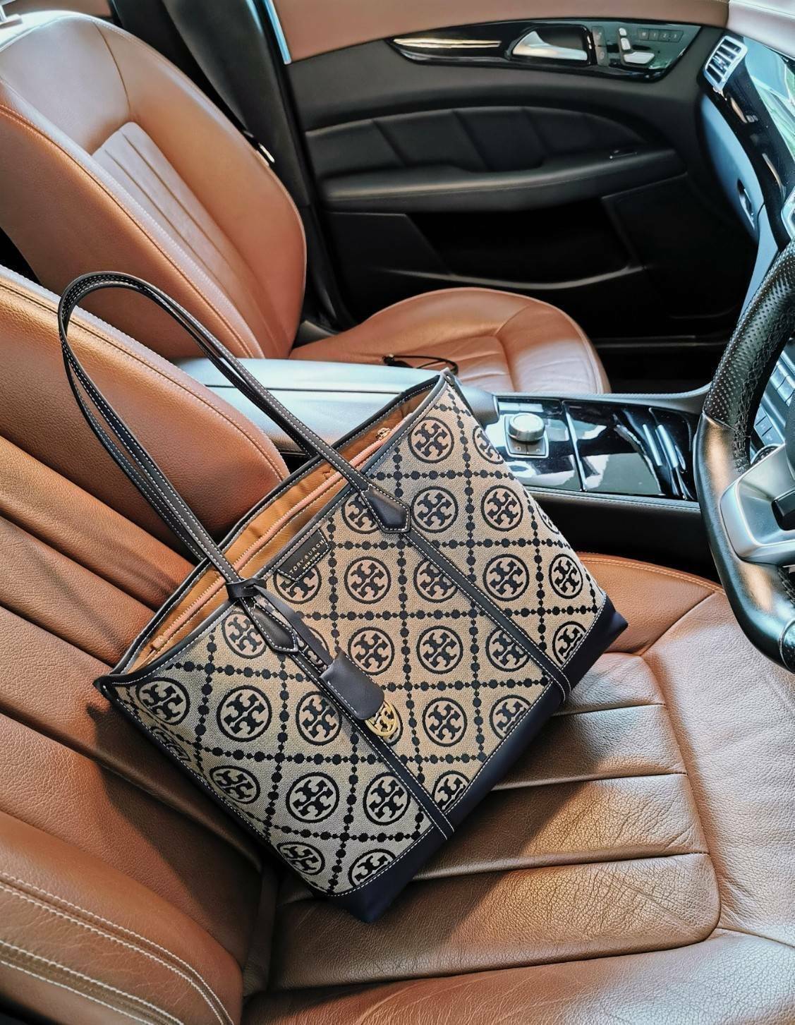 OUTLET 】TORY BURCH FACTORY MONOGRAM JACQUARD LARGE TOTE BAG (L) กระเป๋าถือหรือสะพายดีไซน์ยอดนิยมจาก TORY BURCH FACTORY OUTLET วัสดุ Woven Jacquard & Leather ทอลาย Jacquard Singnature แบรนด์รอบใบปราณีตสวยอยู่ทรงเป็นเอกลักษณ์ ใบใหญ่กำลังดี กว้างและจุได้เยอะ