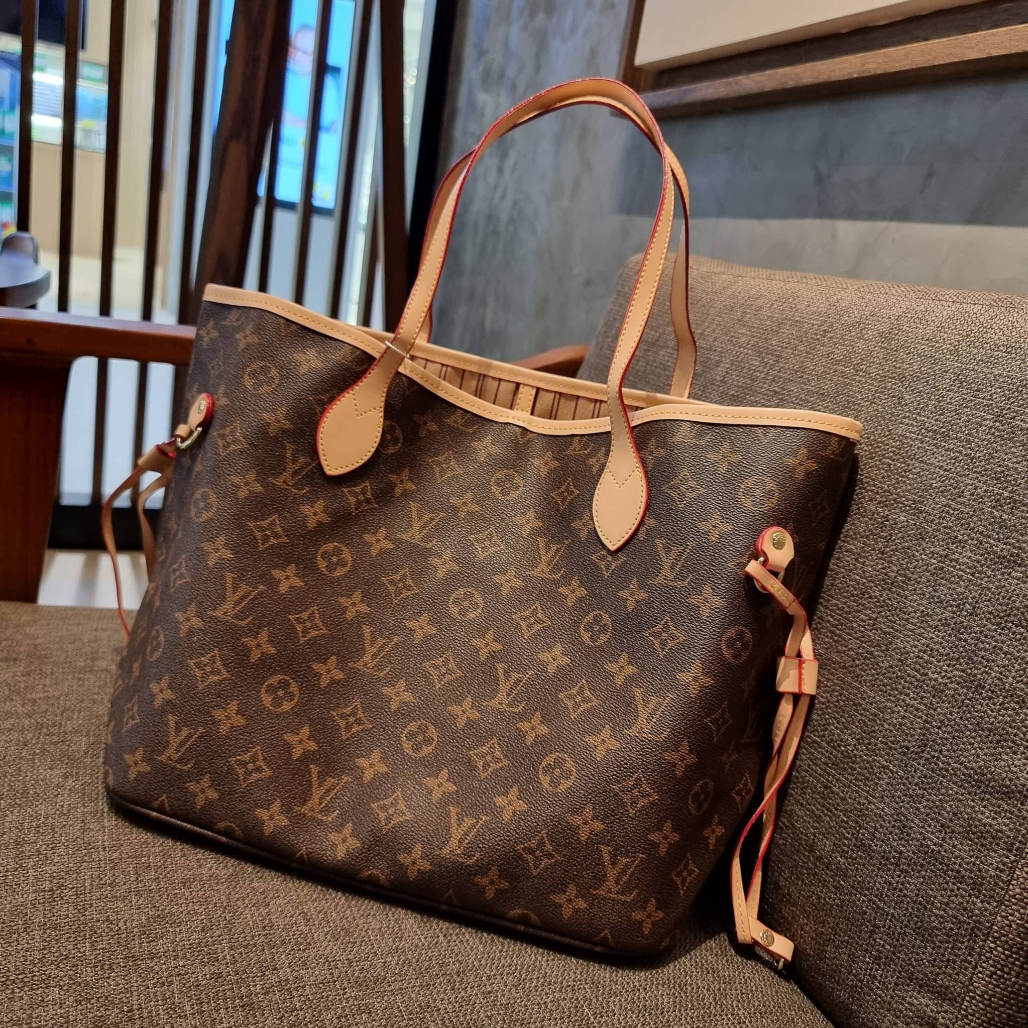 LV 2IN1 TOTE SET กระเป๋าสะพายไหล่ใบใหญ่ทรง tote มาพร้อมใบลูก คลาสสิคที่สุด เป็รอีกรุ่นที่มีคนใช้กันทั่วบ้านทั่วเมือง ฮิตแบบไม่ต้องพูดเยอะ วัสดุหนังแคนวาสปั๊มลายเต็มใบ ปากกระเป๋ามีหูเกี่ยว ด้านข้างมีหนังรูดเก็บทรงได้ ภายในโล่งกว้างมากๆ มีช่องซิปแยกให้ ใบเล