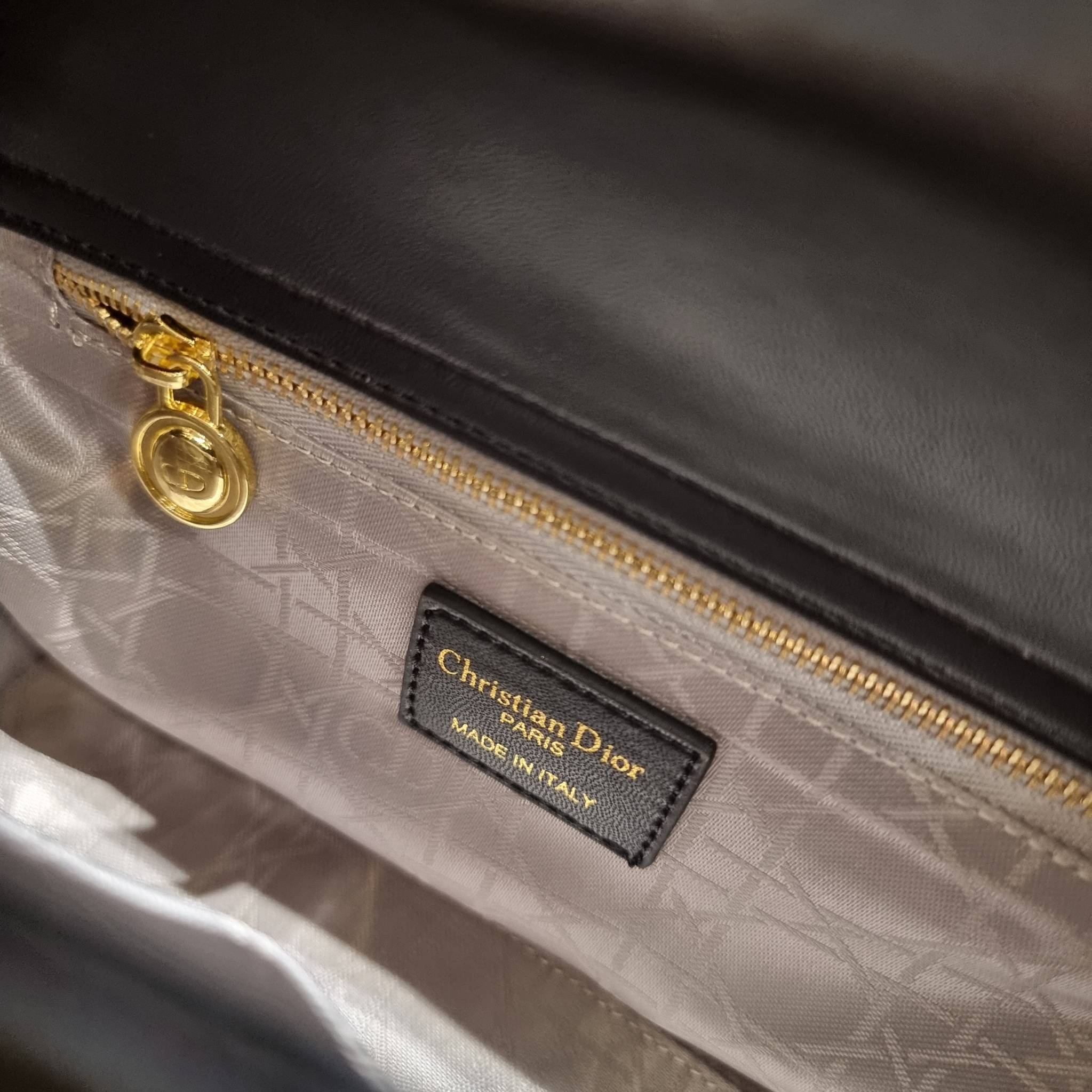 DIOR CD LADY BAG กระเป๋าสะพายข้างพรีเมี่ยมกิ๊ฟสุดฮอต ดีไซน์เรียบง่าย แต่แฝงไปด้วยความหรูหรา ทรงกล่องคลาสสิค โดดเด่นด้วยพวงกุญแจอะไหล่สีทอง วัสดุหนังแท้ มีหูจับในตัวและสายครอสบอดี้สุดเลิศ ที่มาพร้อมอะไหล่ฟอนท์สีทองเรียงร้อยในสายหนัง แต่งเติมดีเทลอัพราคาไปอ