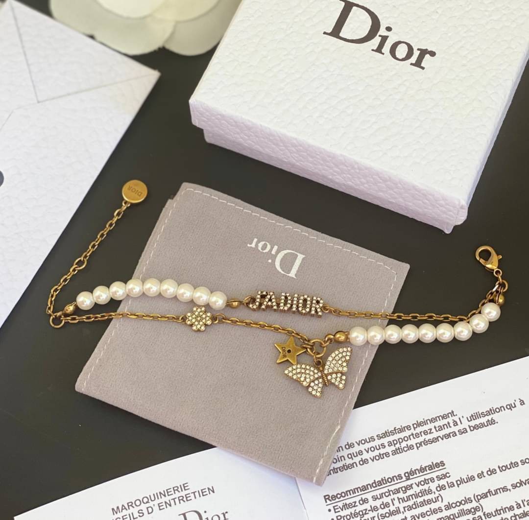 Christian Dior Bracelet สร้อยข้อมือแบรนด์หรูหรา วัสดุสแตนเลสชุบ สีทองรมควัน ไม่ลอก ไม่ดำ สวยงามตามแบบฉบับแบรนด์ ภาพถ่ายจากสินค้าจริงค่ะ