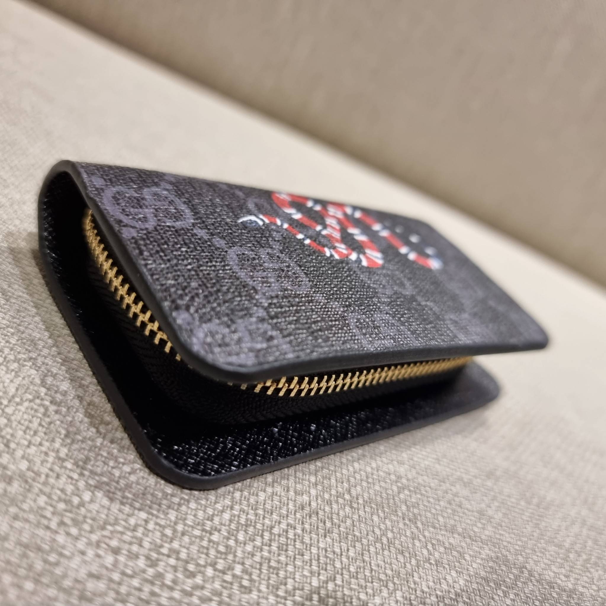 VIP 】SUPER EXCLUSIVE GC GWP KEY FOB WITH GIFT BOX 🎊🐯🐍 ต้อนรับปีแห่งความปัง!! กระเป๋าเก็บกุญแจรุ่นพิเศษ!! เอ็กซ์คลูซีฟมาก!! วัสดุหนังแคนวาส ปั๊มลายคมสวย!! เปิด-ปิดด้วยซิปปั๊มแบรนด์ มีหัวพวงกุญแจห้อย สำหรับเกี่ยวเข้ากับกระเป๋าใบใหญ่