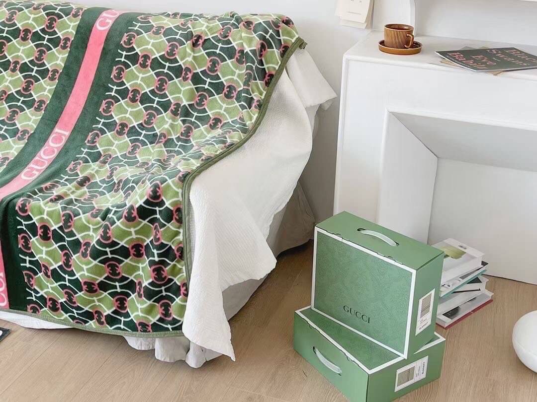 VIP GIFT 】Best Gift! พร้อมกล่อง GUCCI Blanket ไอเท็มแนะนำ ผ้าห่มนุ่มนิ่ม ขนปุยๆๆ สบายผิวมาก เนื้อผ้านิ่มฟูนุ่มใช้ได้ทุกโอกาส ขนาดกำลังดี พกพาสะดวก สามารถพกไว้ใช้ในรถ ใช้ในออฟฟิศได้ จะซื้อใช้เองหรือมอบเป็นของขวัญก็ดูดีพร้อมส่งที่ไทย ราคาสุดคุ้มไม่ต้องรอพรี