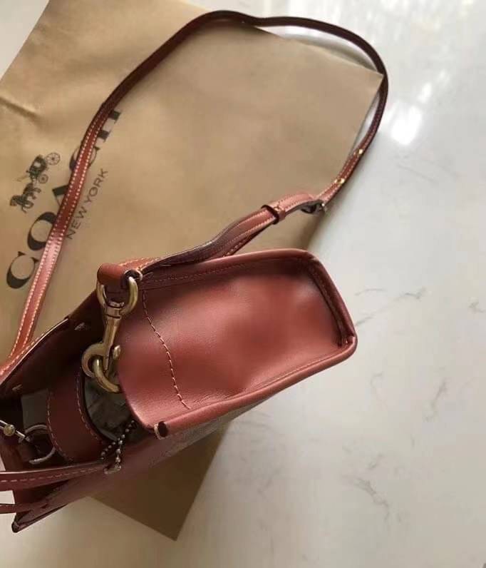 COACH MINI CASHIN TOTE ((C4828)) 💥พร้อมส่งที่ไทยรุ่นใหม่ล่าสุดค่ะ! กระเป๋าขนาดมินิ หนังแท้ หนังนิ่มสวย น่าใช้มากๆค่ะ ปากกระเป๋าแบบแม่เหล็ก ภายในสามารถใส่กระเป๋าเงินใบกลางได้;มือถือแบบตั้งได้ทุกรุ่น;ของจำเป็นจุกจิกสาวๆได้หลายอย่างนะคะ;พร้อมช่องเสีย