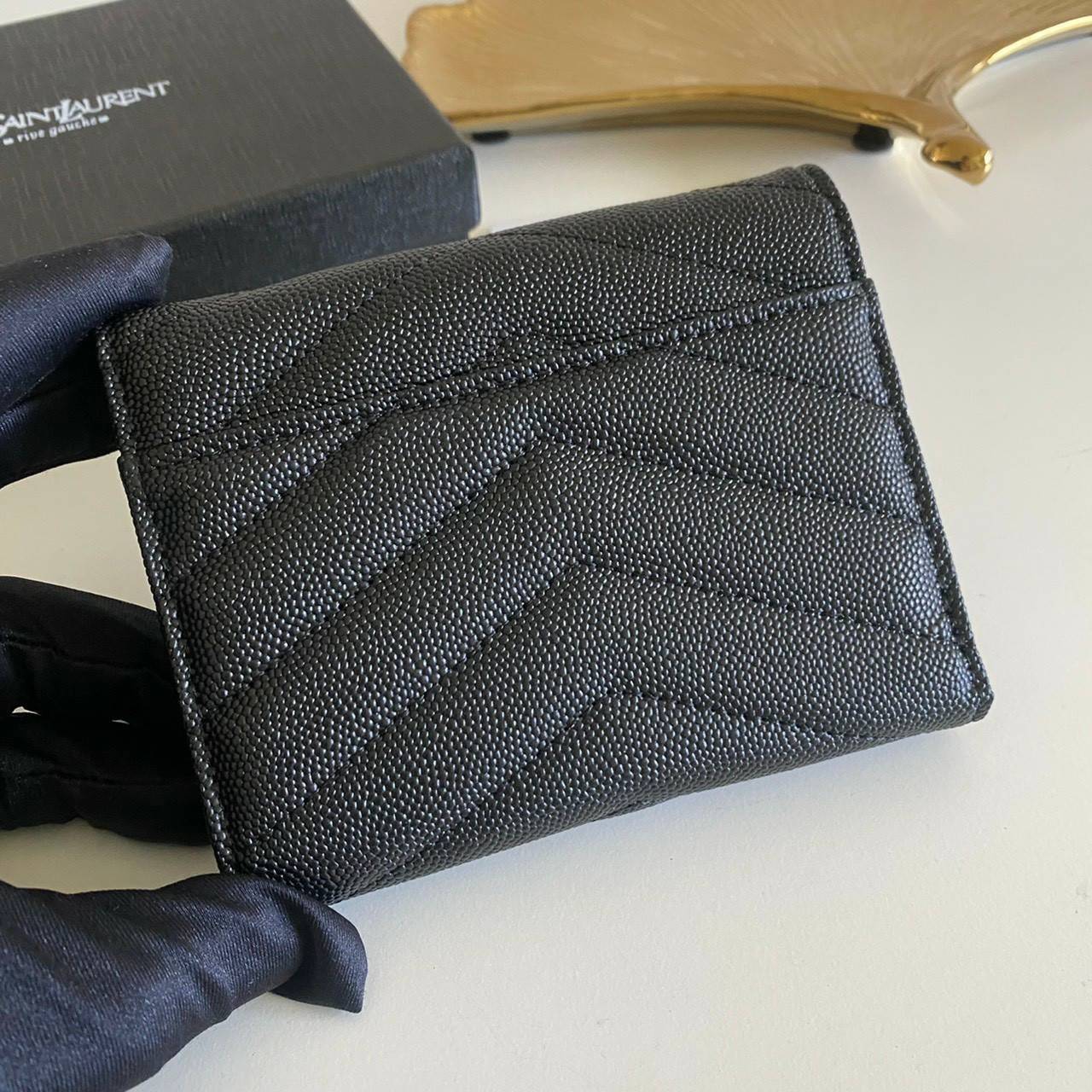 VIP GIFT 】หนังแท้ YSL 13cm SAINT LAURENT Monogram Compact Trifold Wallet กระเป๋าสตางค์ใบสั้น 3 พับ งานดีสุด รอบที่แล้วไม่พอขาย สามพับ ใส่แบงค์ ใส่บัตร ใส่เหรียญได้เยอะ ใบเดียวครบจบเลย หนังสวยมาก ละเอียดสุดๆ