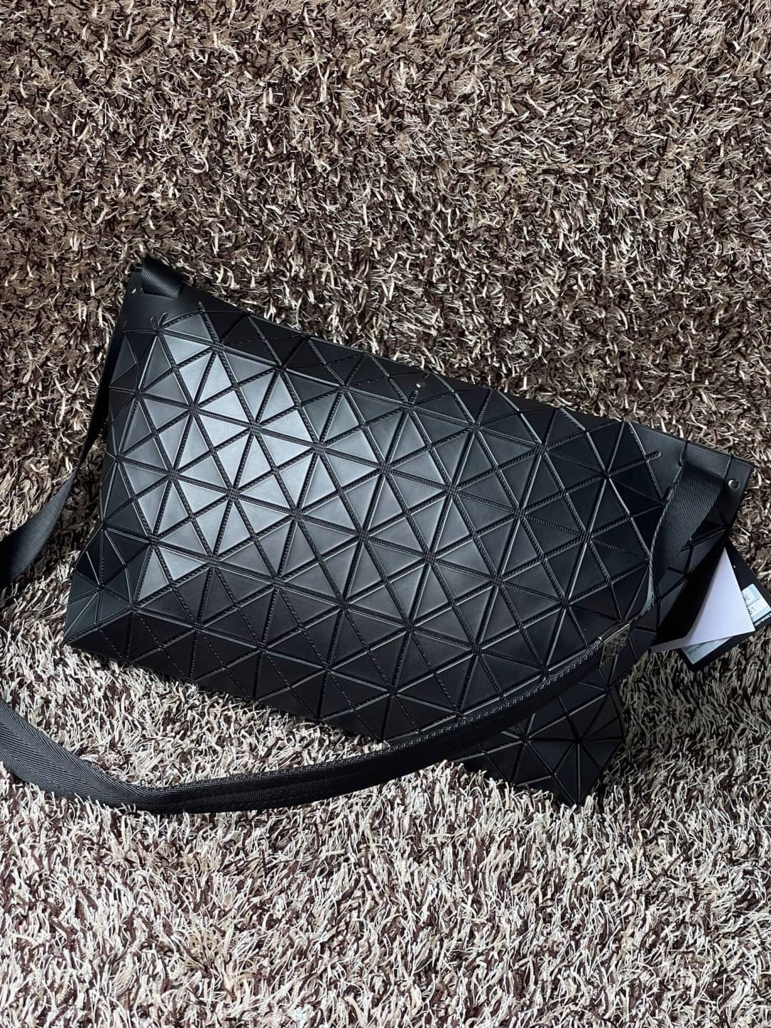 Baobao Issey Miyake Prism Sac ชาวมินิมอลทั้งชายและหญิงต้องถูกใจรุ่นนี้ เพราะ Prism Sac เป็นกระเป๋าแบบ unisex ที่มาพร้อมกับความเรียบง่ายของวัสดุเนื้อแมตต์ แต่ให้ลุคสไตล์เท่แบบคูลๆ โดดเด่นด้วยดีไซน์ที่ออกแบบมาให้ใช้งานที่ง่าย ตอบโจทย์ทุกสถานการณ์ฝาพับแบบเปิ