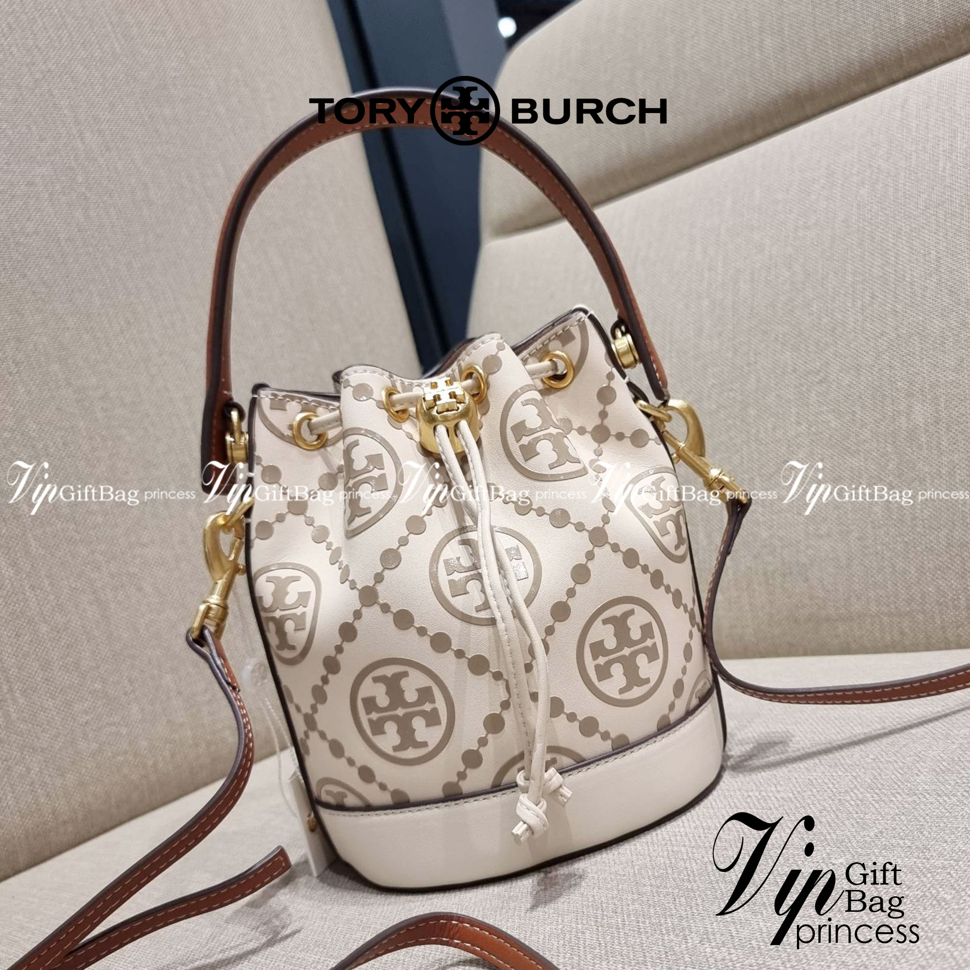 TORY BURCH T MONOGRAM EMBOSSED MINI BUCKET BAG คอลเลคชั่นใหม่ กับกระเป๋าบัคเก็ตทรงยอดนิยม ในไซส์มินิ ดีไซน์ใหม่ล่าสุด สวยลูกคุณหนู หรูหรา!! ด้วยดีเทลผิวลายนูนลวดลายเอกลักษณ์ วัสดุหนังแท้ ปากกระเป๋ารูดเปิด-ปิดได้ มีหูจับในตัว สะดวกใช้ไปอีก และมีสายสะพายข้า
