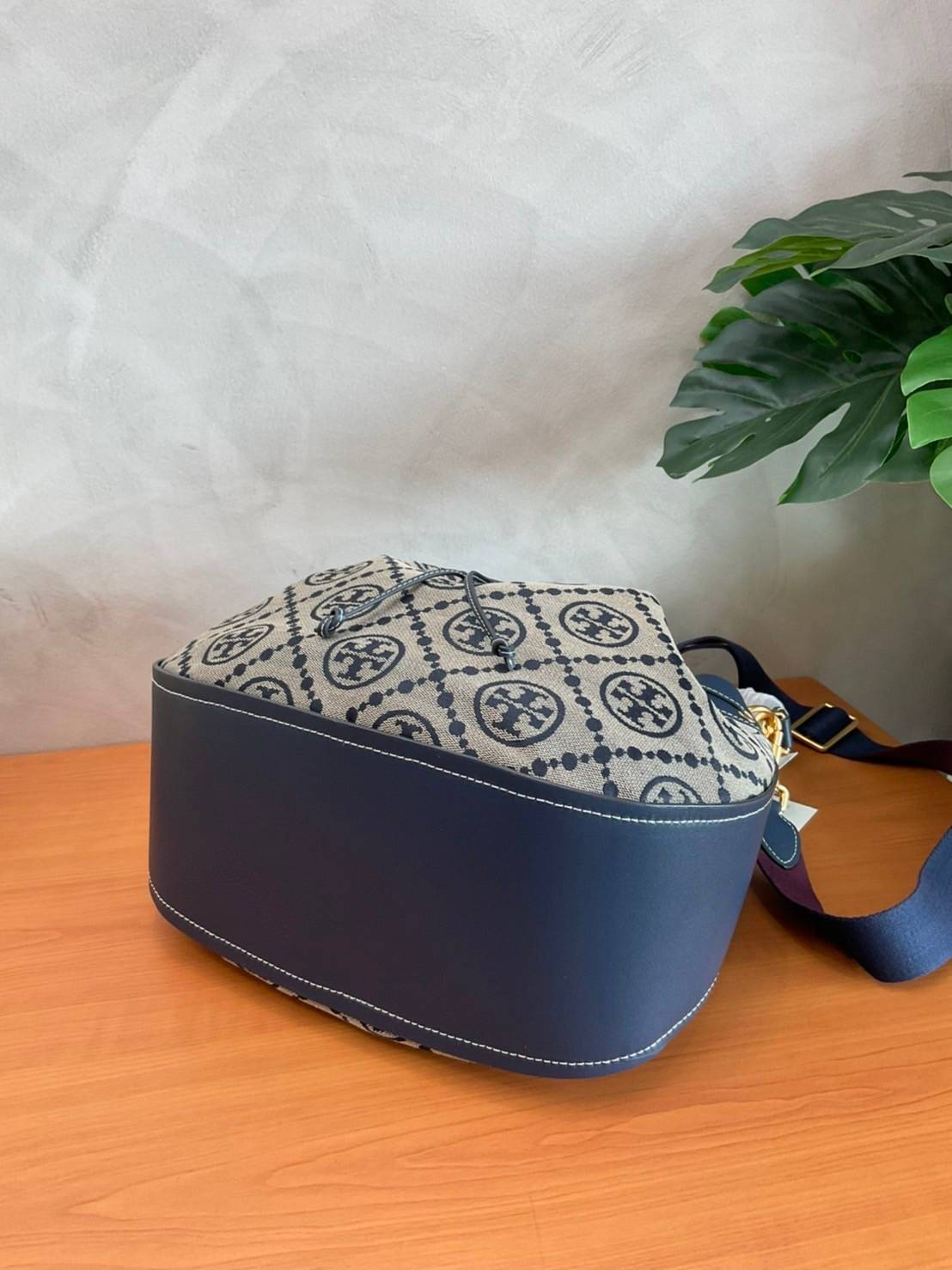 Tory burch t monogram jacquard drawstring hobo New Collection 2021 กระเป๋าถือและสะพายข้าง Monogram จาก tory burch ทำจากผ้าใบ jacquard ตัดด้วยหนังวัวแท้