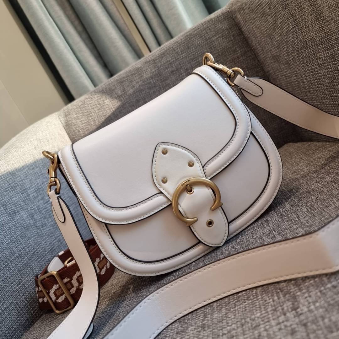 COACH C0749 BEAT SADDLE BAG The best item! ที่สาวๆรอคอย! ฮอตไฟลุก! สีหายาก ละมุนคุณหนู คอลเลคชั่นใหม่ ดีไซน์หรูหรา พิเศษมากๆมาพร้อมสายสะพาย 2 เส้น ใช้คู่กันหรือแยกสะพายก็สวยครบสูตร กระเป๋าสะพายทรง saddle คลาสสิค วัสดุหนัง glove-tanned ทนทาน เปิด-ปิดด้วยกร