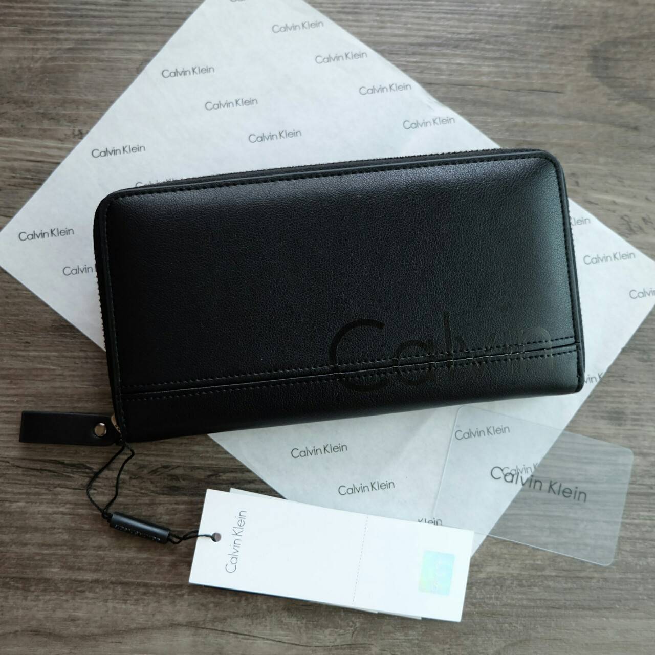 Calvin Klein Long Wallet กระเป๋าสตางค์ใบยาวซิปรอบ ภายในมีช่องใส่ธนบัตร ช่องใส่บัตรหลายช่อง และช่องซิปสำหรับใส่เหรียญ จะมอบเป็นของขวัญหรือใช้เองก็แนะนำเลยค่ะ