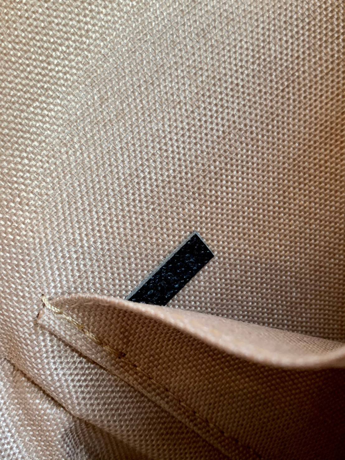 VIP 】Louis Vuitton Pochette Felicie ใบจริงหนังสวยมากๆค่า! ✔️กระเป๋าแบบคลัท มีสายสะพายโซ่มาให้ด้วยค่ะ ✔️หนังแกะสังเคราะห์อย่างดี ลายหนังสวย ปั้มลายแบรนด์ทั้งใบ ✔️รุ่นนี้มาพร้อมกระเป๋าเล็ก สำหรับใส่บัตรได้1ใบ//ใส่ธนบัตรแบบมีซิปรูดอีก1ใบ