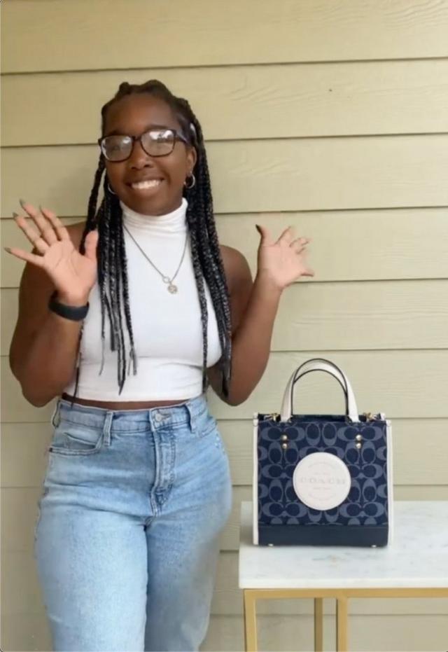 OUTLET 】COACH DEMPSEY TOTE 22 IN SIGNATURE JACQUARD WITH COACH PATCH (C5638) ฮิตมาก พลาดไม่ได้เชียว 🤩ตอกย้ำความแรง กับทรงTOTE ยอดฮิต เวลานี้ ยกให้เลย//กระเป๋าถือ หรือสะพาย มีสายยาว ถอดและ //วัสดุ jacquard ทอลาย signature เก็บดีเทลหนังแท้ ใบนี้สวยค