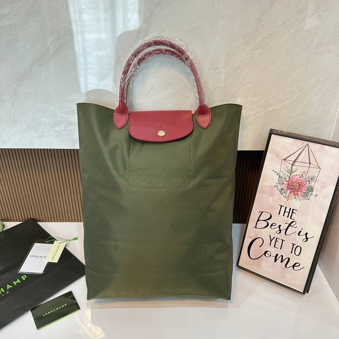 LONGCHAMP LE PLIAGE RE-PLAY TOP HANDLE BAG สินค้ารุ่นลิมิเต็ด collection สุดปัง ซื้อใบเดียวเหมือนได้2 ใบ กระเป๋าสะพายแนวตั้งที่กว้างขวาง มีเอกลักษณ์เฉพาะตัวแต่มีดีไซน์ที่น่าดึงดูด