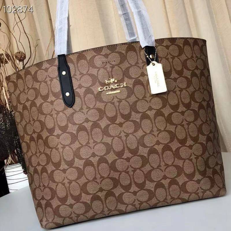 รุ่นยอดนิยม COACH TOWNTOTE IN SIGNATURE CANVAS F76636 กลับใช้ได้ทั้งสองด้าน ใบขนาดใหญ่จุใจ ใส่ของได้เยอะมากกก เป็นรุ่นที่สวยตลอดกาล ควรมีติดตู้ไว้เลยค่าา