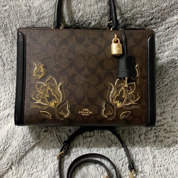 COACH ZOE CARRYALL IN SIGNATURE CANVAS เดอะเบสท์แห่งปี ต้องยกให้พี่คนสวยใบนี้เลย!! รุ่นที่สาวๆตามหา หายากอีกหนึ่ง กระเป๋าถือ/สะพายทรงสวย คลาสสิค ใบใหญ่จุคุ้ม มีดีเทลน่ารักๆที่แม่กุญแจ สามารถล็อคหัวซิปได้ กุญแจซ่อนในพวงหนังห้อยก็น่ารักไปอีก ภายในโล่งกว้าง 