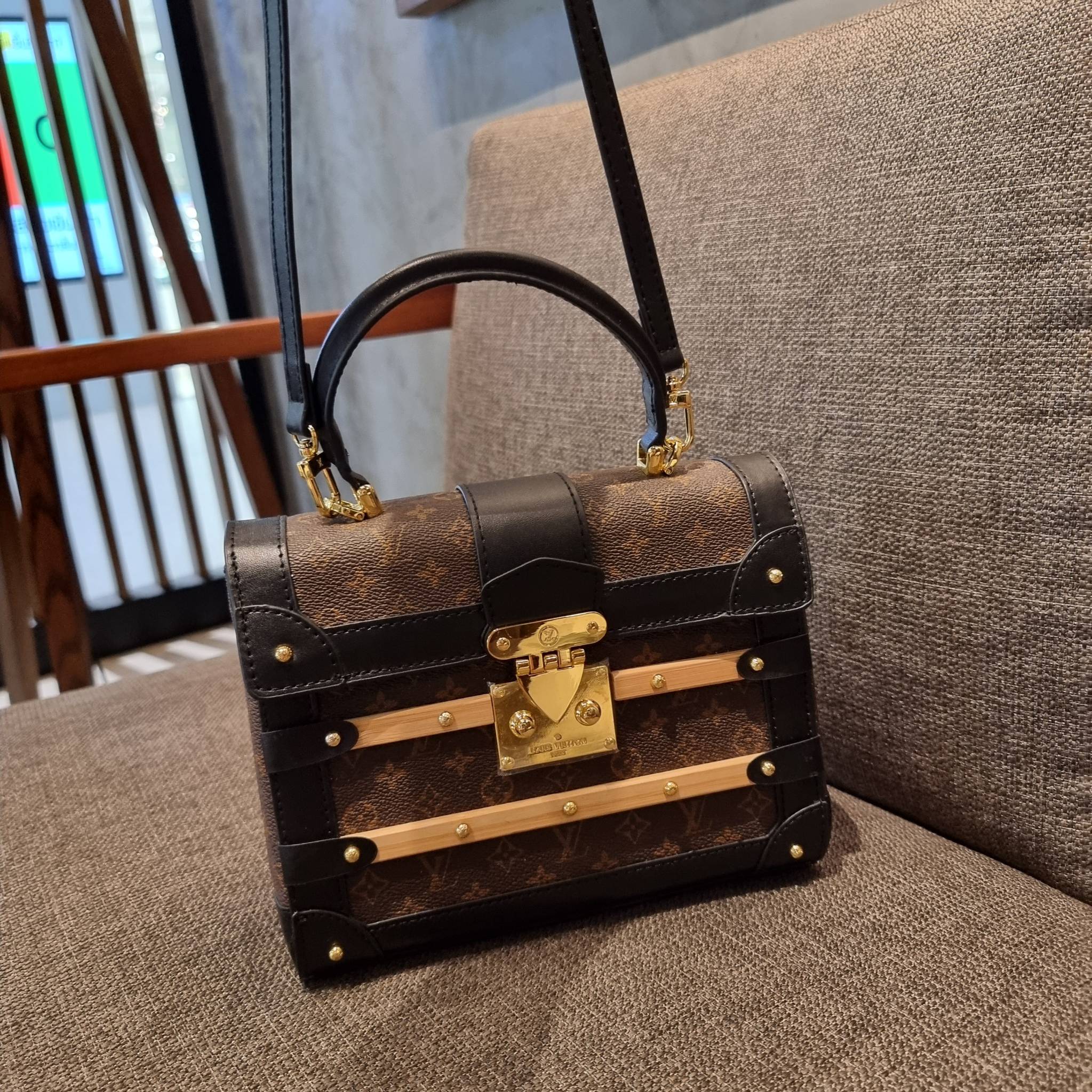 ใหม่ล่าสุดจาก LV monogram vintage box bag มาพร้อม box set สุดหรูรุ่นนี้ดีเทลยอดเยี่ยม เก็บรายละเอียดได้ดีและโดดเด่น ถือแล้วผู้ดีมาก!! วัสดุหนังแคนวาสสลับหนังแท้ เปิด-ปิดด้วยตัวบีบล็อค แน่นหนา ภายในโล่งกว้าง เลิศตรงที่เก็บทรง ขยายทรงด้านข้างได้ คอนโทรลด้วย