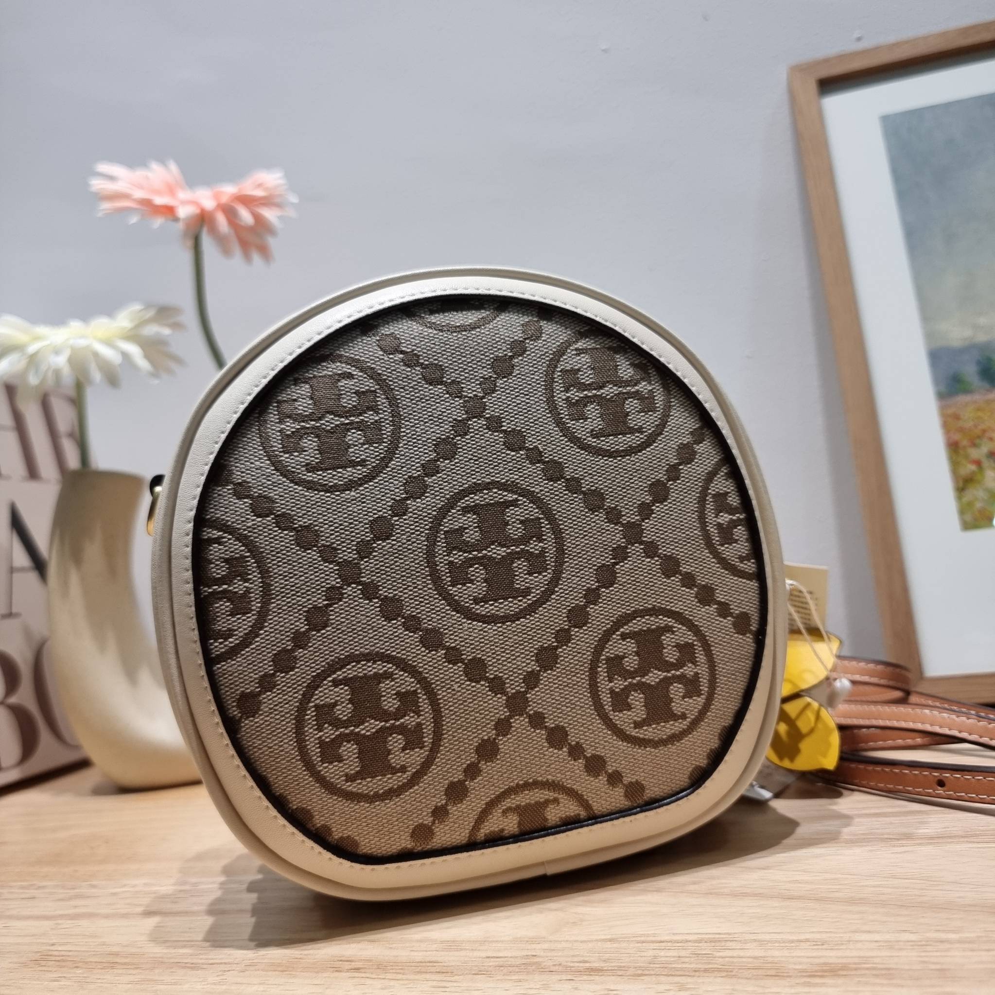 TORY BURCH T MONOGRAM FLORAL MOON CROSSBODY BAG คอลเลคชั่นใหม่ น่ารักให้ใจไปเลย กับประเป๋าสะพายทรงสวย ดีไซน์ใหม่ล่าสุด สไตล์งานคราฟ มีลูกเล่นประดับดอกไม้