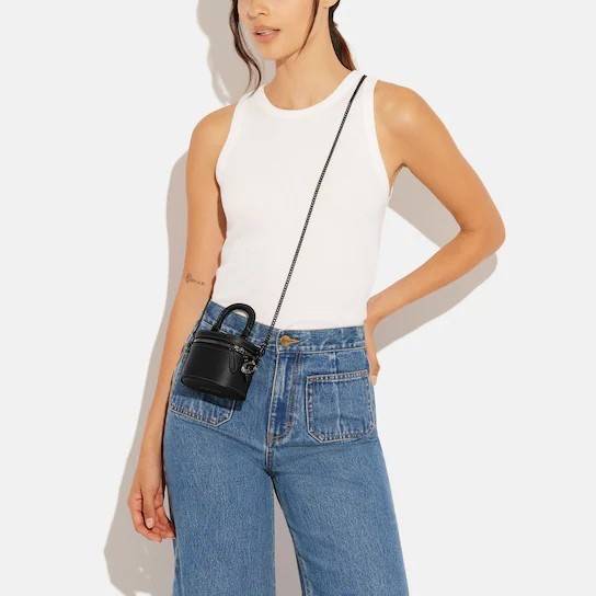 COACH TRAIL CROSSBODY 12 IN SIGNATURE CANVAS CE768 // CE769 มอบเป็นของขวัญปีนี้ รุ่นนี้ต้องเข้าแล้วล่ะคะ พร้อมส่งที่ไทยจำนวนจำกัด! ได้ล๊อตเปิดตัวราคาดีสุดมาค่ะ🎁มอบทันใช้ในช่วงเทศกาลปีใหม่นี้กันค่าา สวยไร้ที่ติ ✔️กระเป๋าใส่ของจำเป็นจุกจิก หน