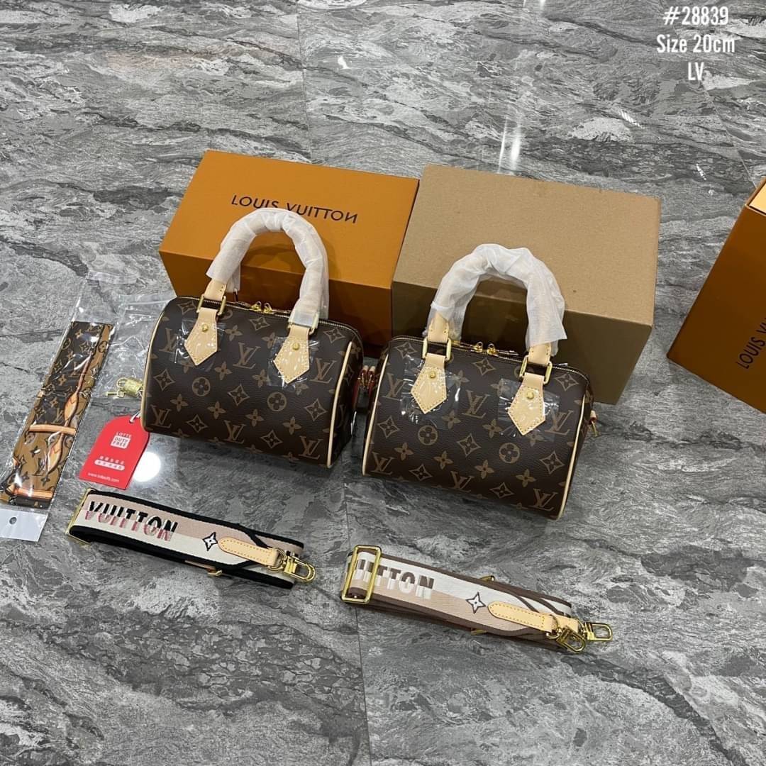 LV Speedy Bandoulière 20 Bag Monogram Canvas กระเป๋าทรงหมอนไซส์เล็กน่ารัก ดีไซน์น่าใช้มากๆ พิมพ์ลายโมโนแกรม ภายในเป็นช่องกว้าง มาพร้อมสายสปอร์ตสวยเท่ห์มาก ใบจริงสวยเกินเบอร์!! ไม่ผิดหวังจ้า