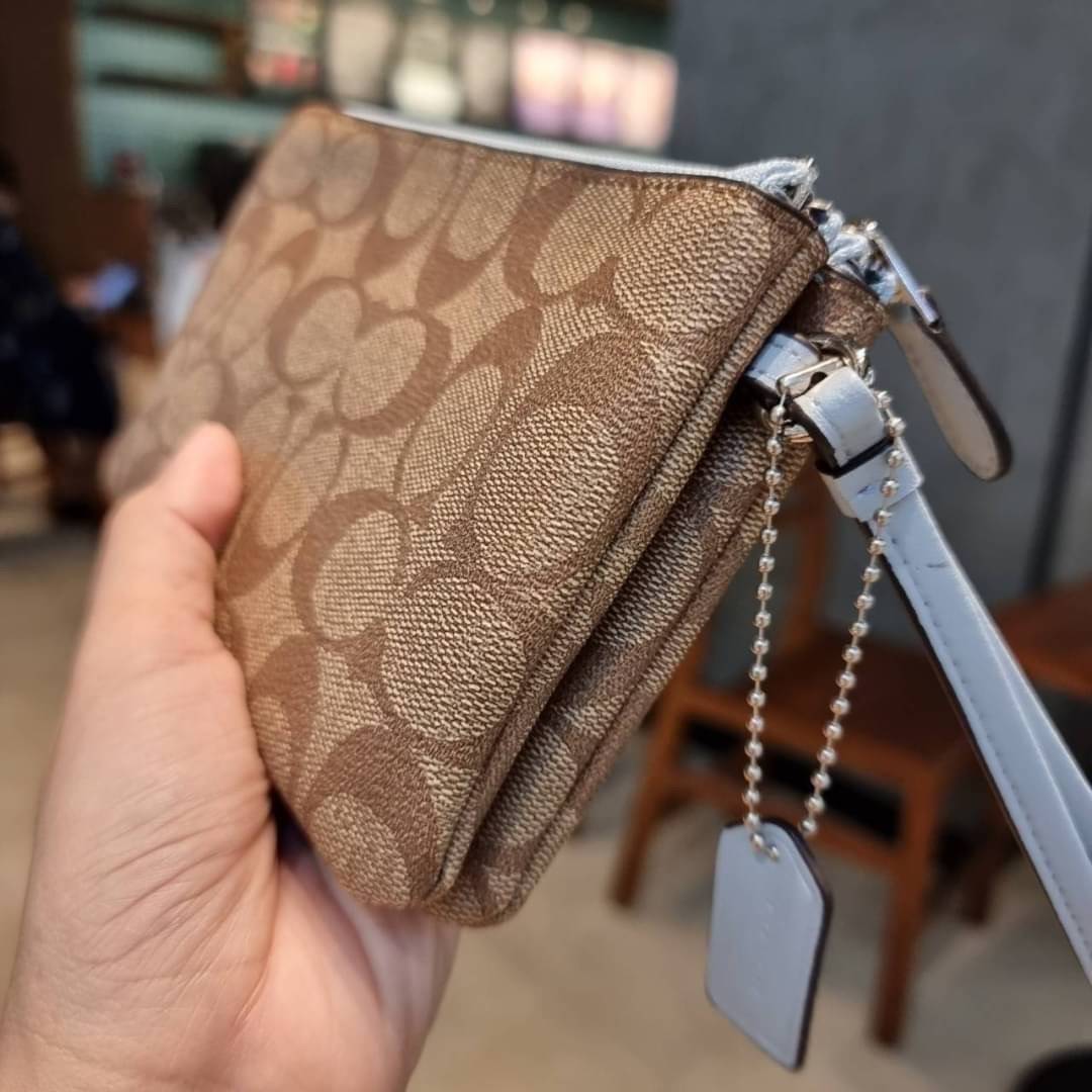 COACH F87591 DOUBLE CORNER ZIP WALLET IN SIGNATURE COATED CANVAS คล้องมือรุ่น 2 ซิป!! มาแล้วจ้า 🌟🤗 ไซส์นี้คือเหมาะมือจริงๆ พกง่ายเช่นเคย ไม่ต้องกังวลว่าจะเกะกะหรือกินพื้นที่กระเป๋าหลัก วัสดุหนังแคนวาสเคลือบลาย มีช่องหลักแยก 2 ช่อง ภายในบุผ