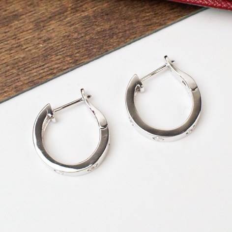 Cartier love earring ต่างหูคาเทียร์ รุ่น LOVE ไม่มีเพชร พร้อมกล่อง ภาพถ่ายจากงานจริง งานปั้มวัสดุโลหะเคลือบขึ้นเงาตามรูป ใช้งานต่างประเทศได้