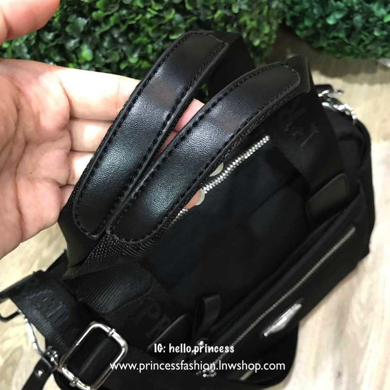 PRADA NYLON BOWLING BAG GIFT WITH PURCHASE GWP Limited edition พรีเมี่ยมกิ้ฟจากเคาน์เตอร์แบรนด์ต่างประเทศวัสดุ Nylon เนื้อหนาคุณภาพดีตามแบบฉบับแบรนด์ ด้านหน้ามี2ช่องซิปและโลโก้แบรนด์ ด้านข้างมีช่องใส่ของ ด้านหลังมี1ช่องซิป หูจับสะพายไหล่ได้ พร้อมสายสะพายย