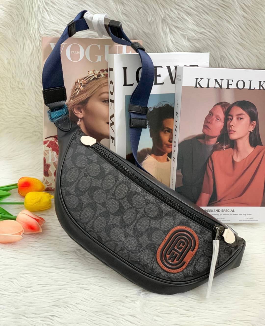 รุ่นที่หนุ่มๆต้องมีติดตัวค่ะ Coach Belt Bag ใบใหญ่คะ! ((79037)) กระเป๋าคาดอกด้านหน้า//คาดไปทางด้านหลัง//หรือคาดเอวได้ ตามแต่ความถนัดได้เลยนะคะ หนังแท้ นิ่มสวย มีช่องซิปหลักให้2ช่องใส่ของสำคัญได้ครบเลยนะคะ ใบใหญ่ใส่จุค่ะ! สายคาดเลื่อนปรับแบบฟรีไซด์ค่ะ 