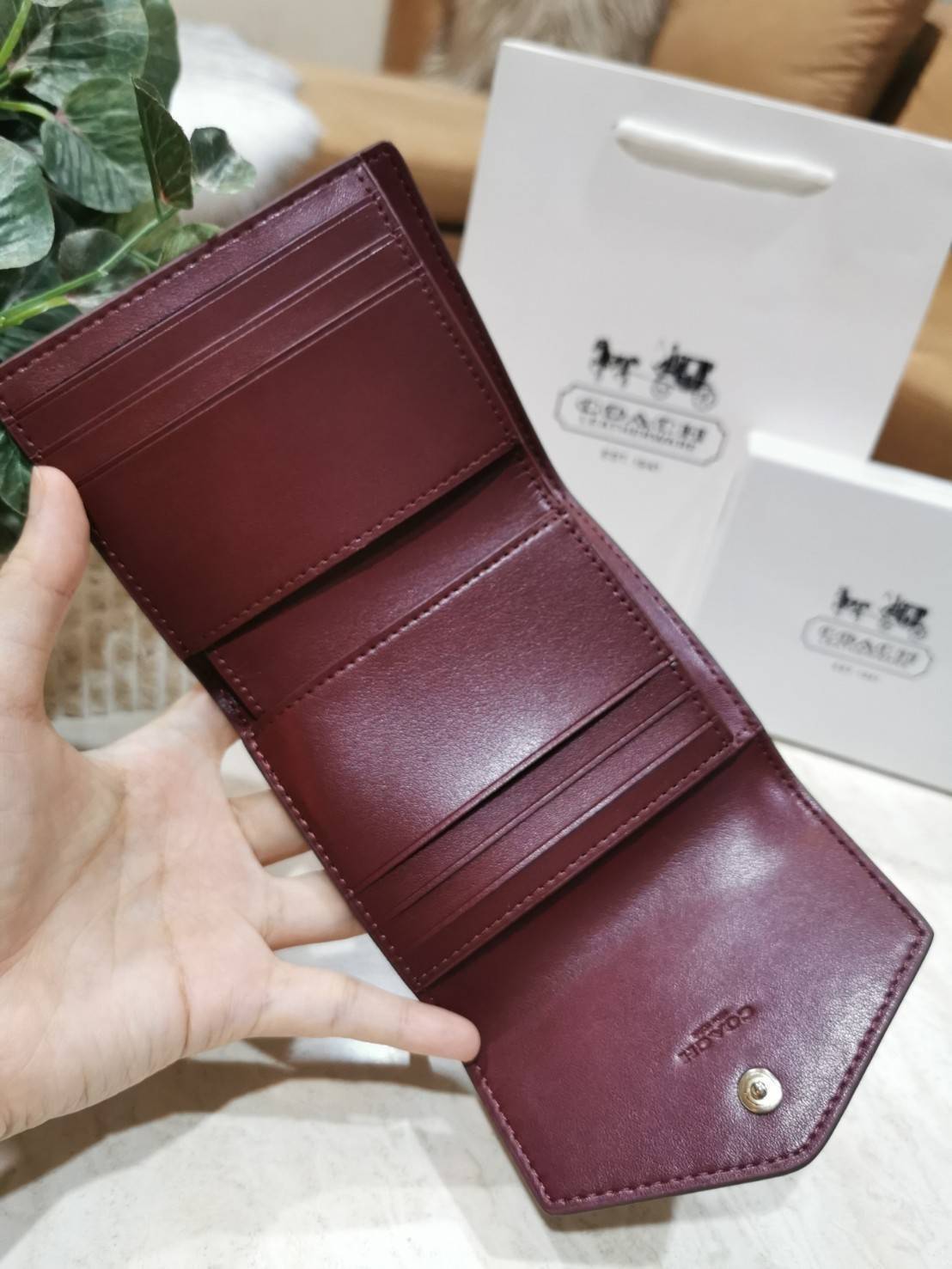 COACH FACTORY SHORT WALLET กระเป๋าสตางค์รุ่นใหม่ล่าสุดจาก Coach Factory Outlet ขนาดกำลังดี พกพาสะดวก ดีไซน์สวยน่าใช้ วัสดุหนังแท้เปิดปิดด้วยฝาปิด Envelop กระดุมด้านหน้ามีโลโก้แบรนด์ด้านหลังมีช่องซิปใส่เหรียญ หัวซิปแบรนด์ ภายในมีช่องใส่ธนบัตรใส่แบงก์พันได้