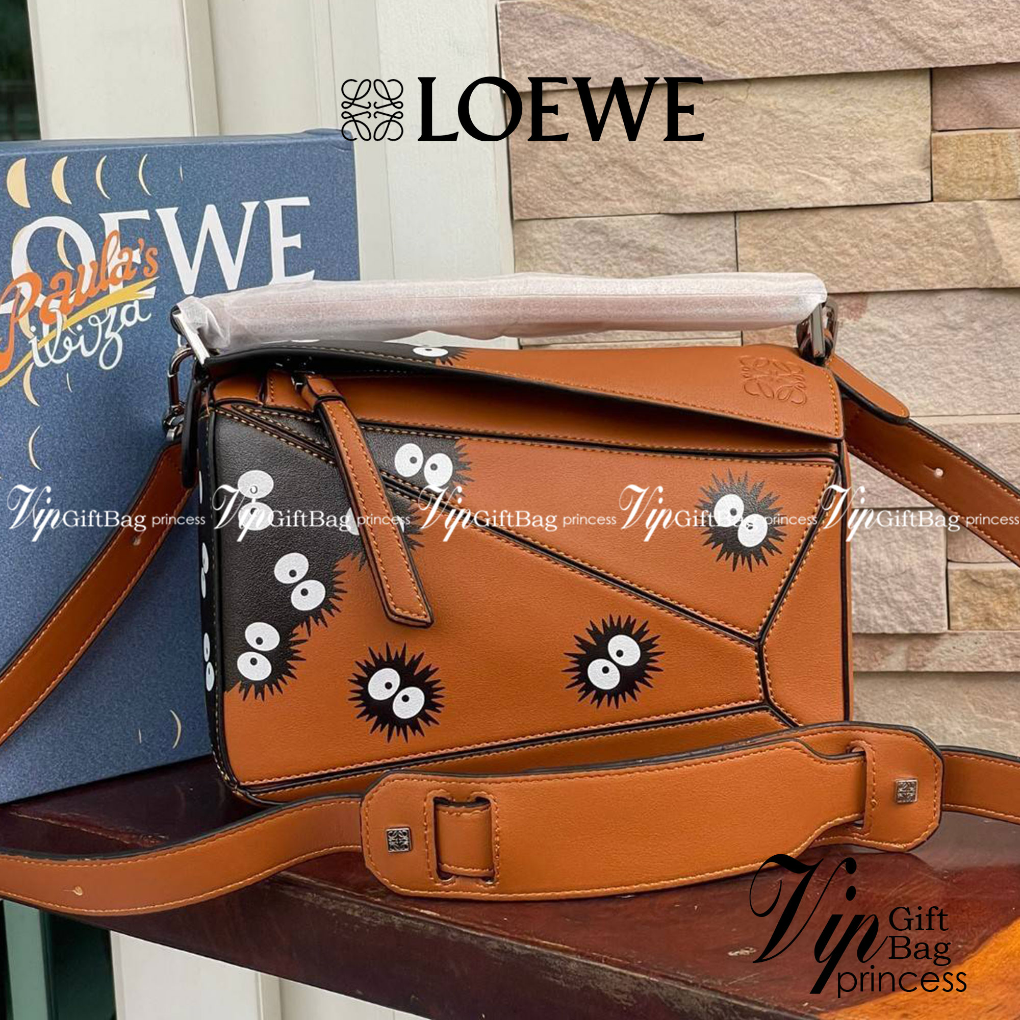 Loewe X My Neighbor Totoro Puzzle bag การร่วมงานสุดคิวท์ที่น่าจับจอง สำหรับใครที่ชื่นชอบการ์ตูนแอนิเมชั่นญี่ปุ่นอย่าง My Neighbor Totoro การออกแบบคาแร็กเตอร์ที่ใครๆ ต่างก็บอกว่าน่ารัก ล่าสุดก็เป็นที่น่าตื่นเต้นอีกครั้ง เมื่อสตูติโอดังได้เปิดตัวการร่วมงานก