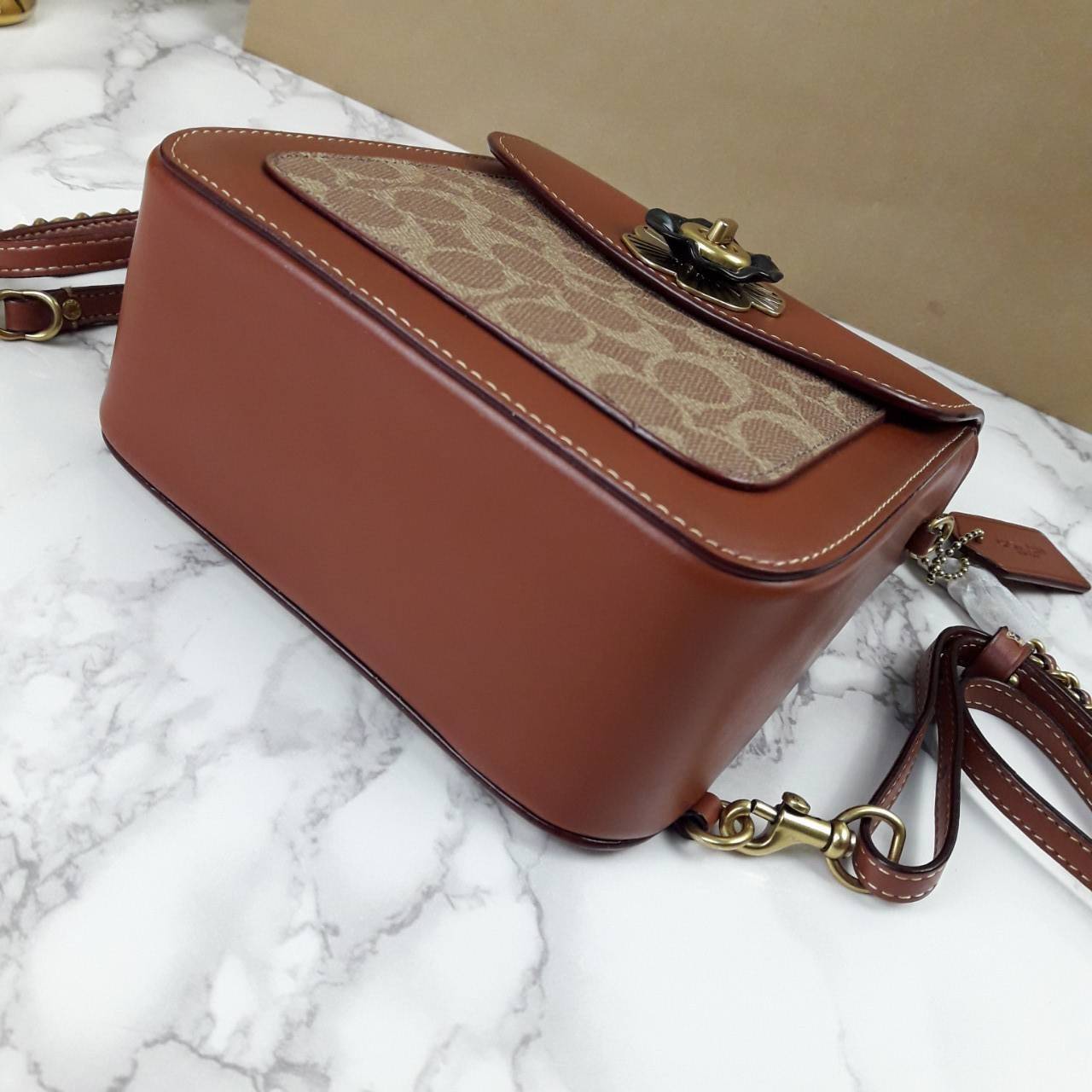 OUTLET 】COACH MADISON CONVERTIBLE BACKPACK 18 IN SIGNATURE CANVAS (C0828) ใบเดียว เปลี่ยนลุคได้เยอะขนาดนี้ ต้องมีแล้ว 🍁ใบนี้ ปรับลุคได้ตามใจสั่งเลย >> เป็นเป้ได้ คล้องไหล่ได้ คลอสบอดี้ได้ หรือจะปรับสายสั้นเก็บด้านในกระเป๋า ถือแบบสวยๆ ดูดีแบบ