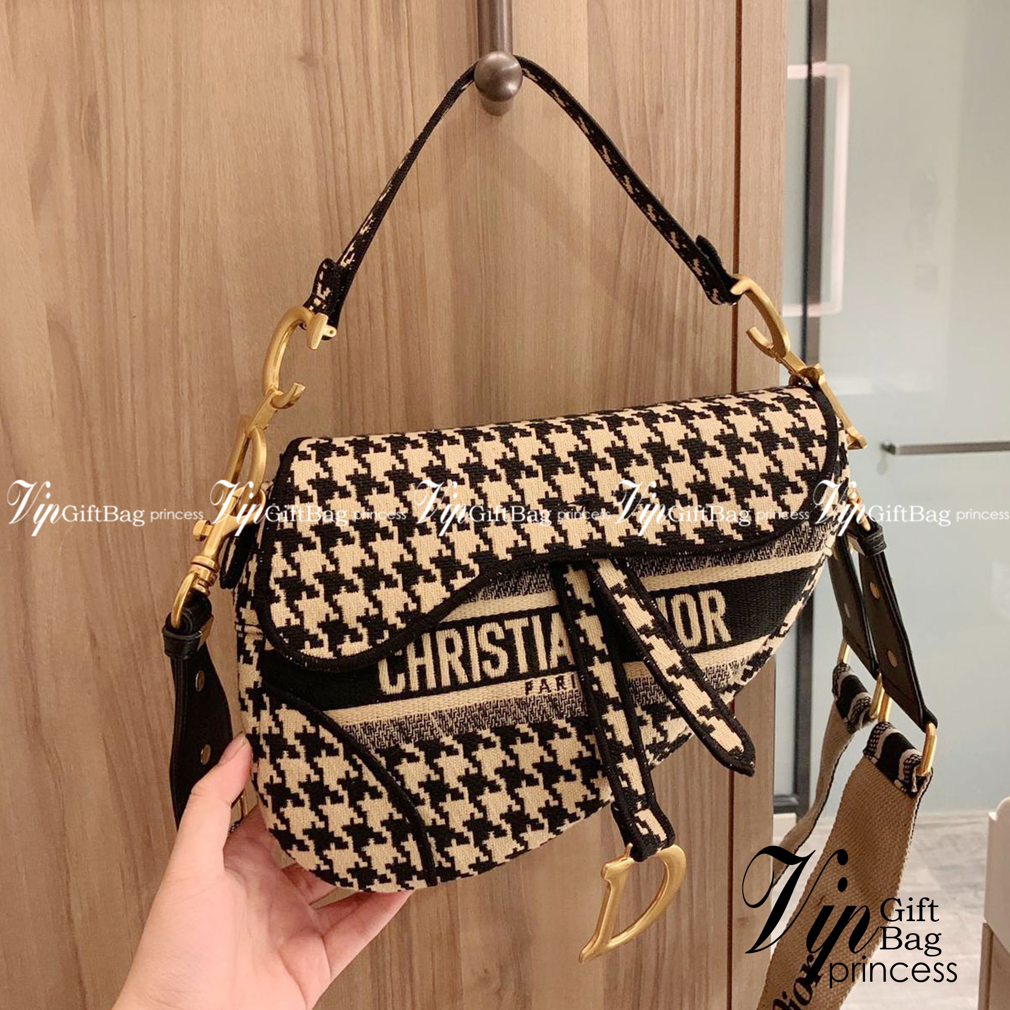 DIOR SADDLE BAG กระเป๋าสะพายดิออร์ รุ่นยอดนิยมตามแบบฉบับแบรนด์ ใช้งานได้ 2 แบบ สะพายยาว CROSSBODY และสายสั้นถือได้เก๋ๆ ลุคนี้คูลสุดๆ เลยค่าา ภาพถ่ายจากสินค้าจริง! สวยมาก พร้อมส่งที่ไทยราคาสุดคุ้ม สาวๆ ห้ามพลาดค่ะ!