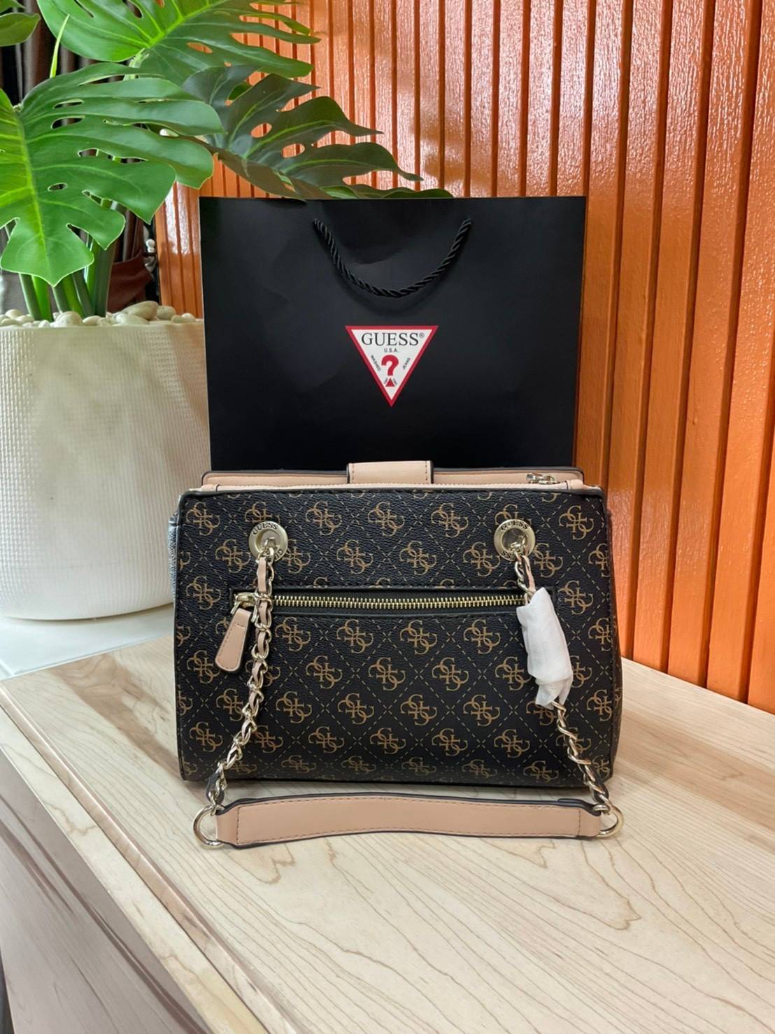 กระเป๋าสะพายไหล่ Guess Logo City Small Society Satchel กระเป๋าสะพายไหล่ ขนาดกำลังดี วัสดุ pu สวยอยู่ทรง มาพร้อมพวงกุญแจน่ารักๆ ถอดออกได้ ด้านหน้าประดับโลโก้แบรนด์ เปิดปิดด้วยซิป มี 2 ช่องหลักใช้งาน ภายในช่องซิปหน้าแยกเป็นสัดส่วนการใช้งาน ซิปช่อง 2 โล่งกว้
