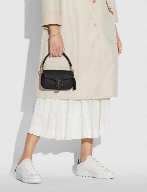 Coach Pillow Tabby Shoulder Bag 18 หนัง nappa หนานิ่ม นุ่มมากๆ รุ่นใหม่ล่าสุดค่ะ! พร้อมโลโก้รุ่นใหม่ด้วยเช่นกัน เพิ่มความหรู ดูดีเข้าไปอีกค่ะ เปิดปิดกระเป๋าแบบกระดุมแมาเหล็ก ภายในมีช่องใส่ของสองช่อง; สามารถใส่กระเป๋าเงินใบสั้นได้;พาสปอร์ตได้;มือถือได้ ค่ะ