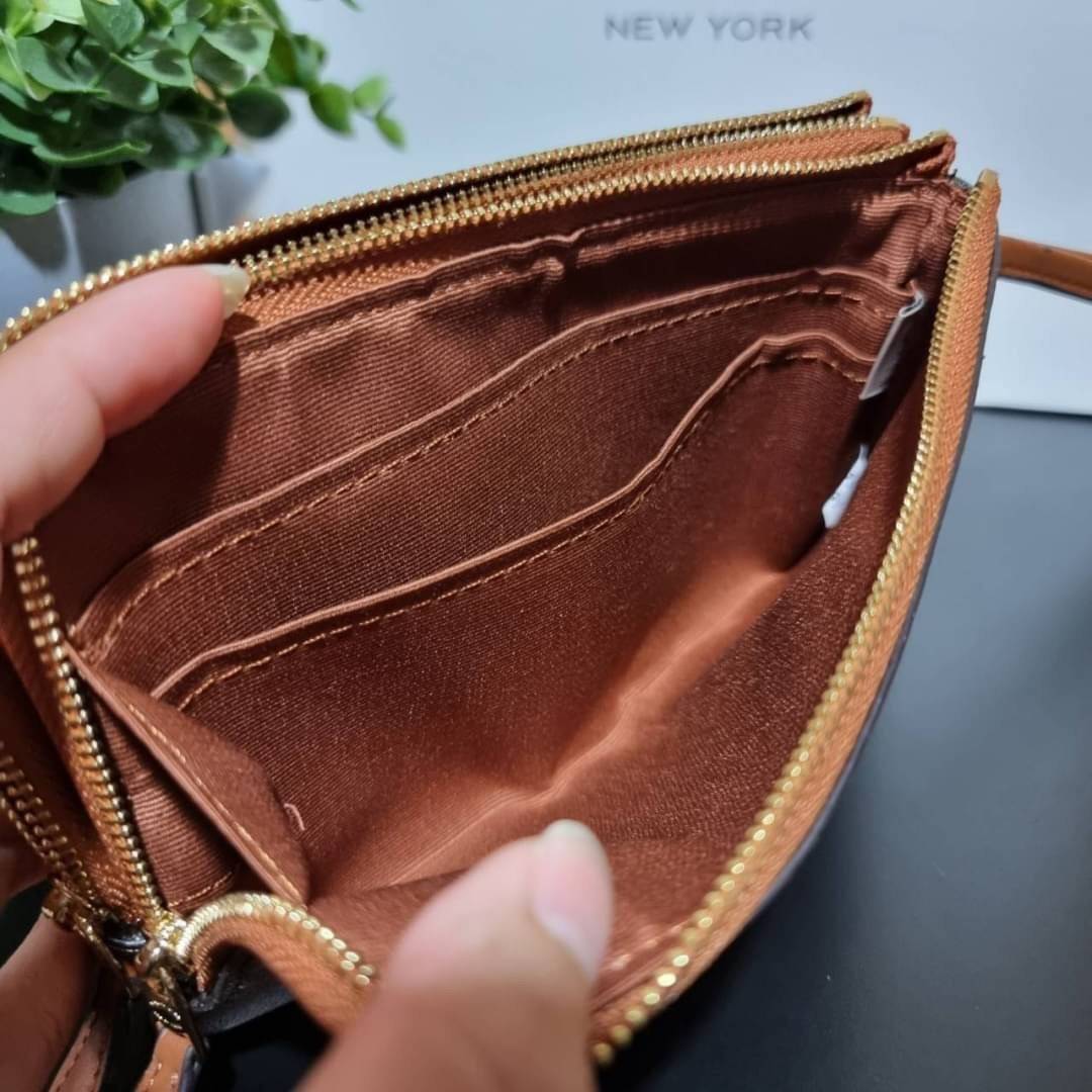 COACH F87591 DOUBLE CORNER ZIP WALLET IN SIGNATURE COATED CANVAS คล้องมือรุ่น 2 ซิป!! มาแล้วจ้า 🌟🤗 ไซส์นี้คือเหมาะมือจริงๆ พกง่ายเช่นเคย ไม่ต้องกังวลว่าจะเกะกะหรือกินพื้นที่กระเป๋าหลัก วัสดุหนังแคนวาสเคลือบลาย มีช่องหลักแยก 2 ช่อง ภายในบุผ