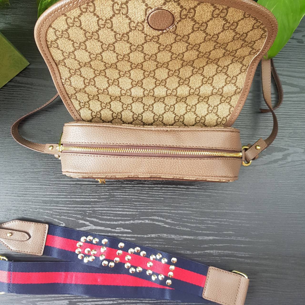 GUCCI Ophidia mini GG shoulder bag กระเป๋าถือ กระเป๋าสะพายทรงสวย ดีไซน์ที่เป็นเอกลักษณ์ จะถือเป็นครัช สะพายไหล่ หรือครอสบอดี้ก็สวยลงตัวได้ทุกสไตล์
