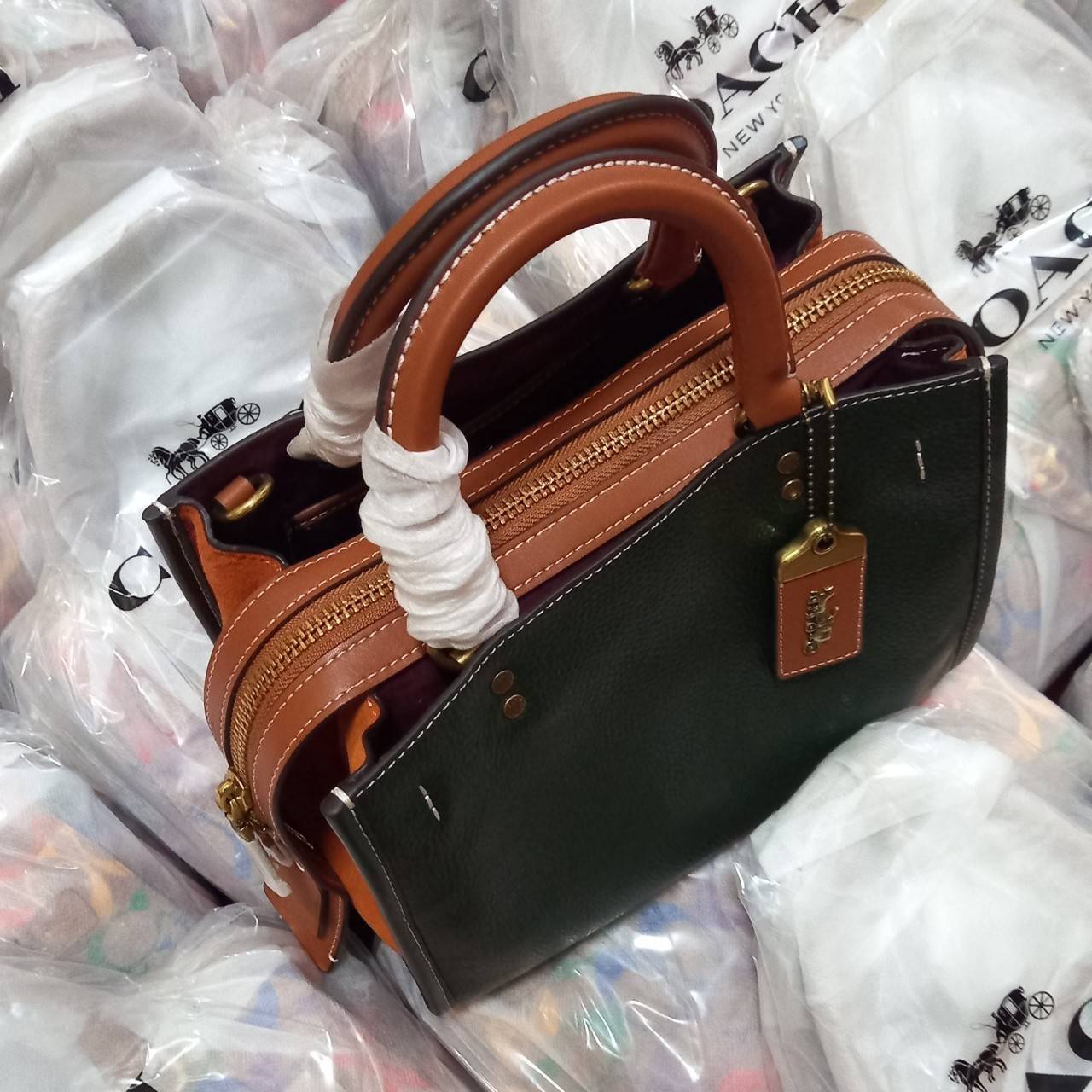 OUTLET 】COACH ROGUE 25 IN COLORBLOCK (C5575) ที่สุดแห่งความหรูหรา สุดคลาสสิค 🌺กระเป๋าหนังแท้คุณภาพเยี่ยม สัมผัสนิ่มละมุนจนต้องหลงรัก ด้านข้างเพิ่มความสวยเก๋ด้วยหนังกลับ อยู่ทรงสุดสวย น่าใช้ น่ามอง จนใครๆต้องเหลียวหลังตาม//ด้านในมี 2 ช่องกว้าง กับอ
