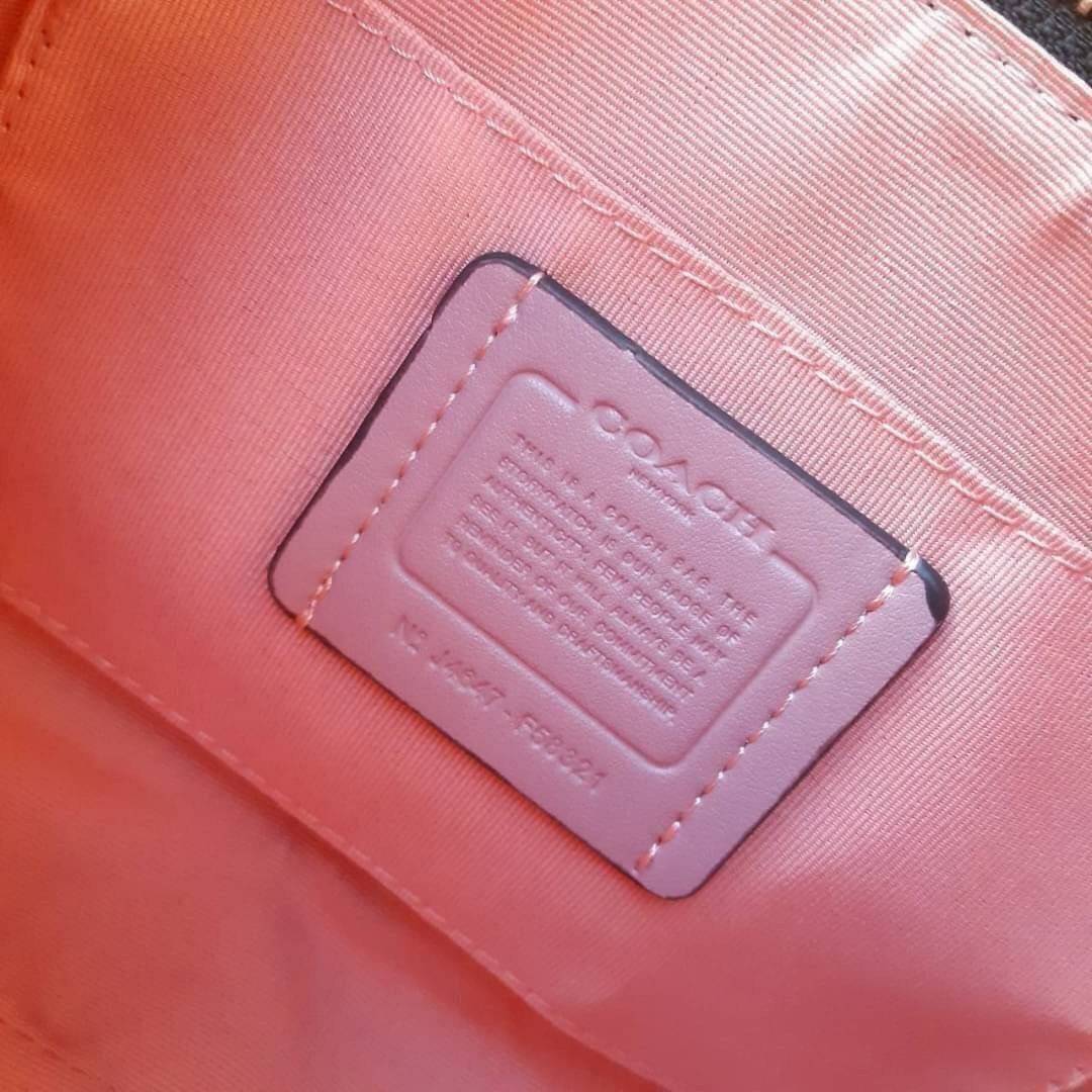COACH F58321 TOP HANDLE POUCH อีกรุ่นฆ่าไม่ตาย!! 😎 ขายดีขายหมด ขายรวยขายปังๆ!! กระเป๋าพอชจากโค้ช ทรงใช้งานง่าย สะดวก กะทัดรัด วัสดุหนังแคนวาสเคลือบคุณภาพดี มาพร้อมสายคล้องในตัว และสายสะพาย crossbody ปรับเปลี่ยนได้ตามสไตล์ อีกหนึ่งไอเท็มที่สาวๆต้อง