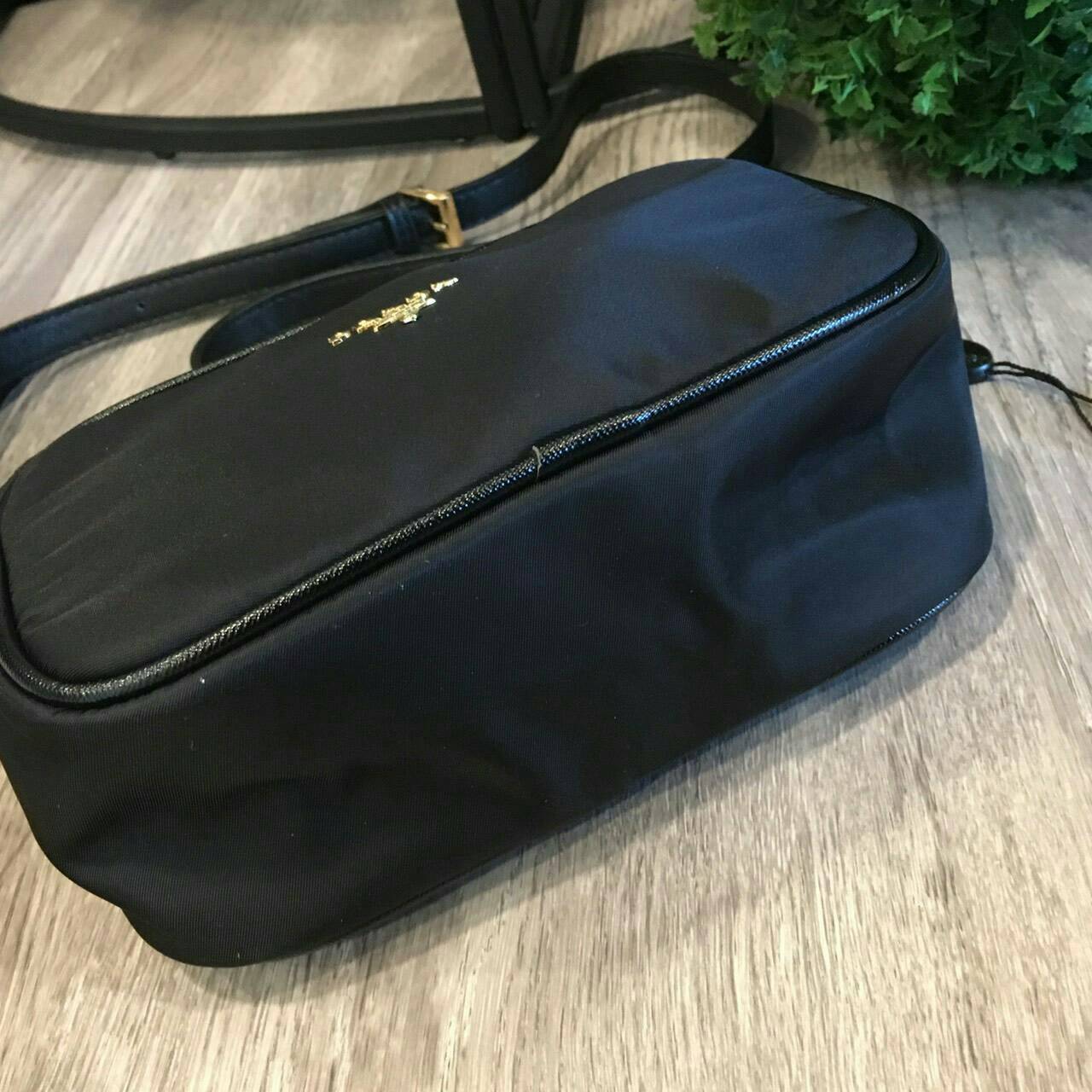 Best Seller อีกหนึ่งรุ่นในดวงใจแม่ค้าเลย♡ กระเป๋าอเนกประสงค์ จากแบรนด์ PRADA เป็นทรงสี่เหลี่ยม กระเป๋าเป็นผ้าไนล่อน ตามแบบฉบับของแบรนด์เลย ใบนี้มีสายยาว ปรับได้ free size เลยนะคะ เลิศมาก สามารถสะพายเป็น shoulder bag ได้เลย ขนาดกำลังดีค่ะ ใส่ของจุกจ