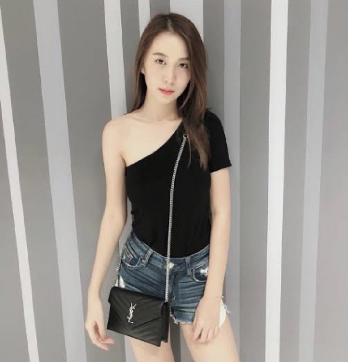 VIP 】หนังแท้ YSL Saint Laurent Envelope WOC 7.5” กระเป๋าเงิน wallet on chain ที่มาพร้อมสายสะพายแบบโซ่ ขนาด 7.5” หนังวัวติดโลโก้ YSL มีทั้งอะไหล่เงิน ทอง และดำ ด้านในมีช่องซิป และช่องใส่การ์ด 6 ช่อง เรียบหรู คลาสสิคมากๆ เลยค่ะ