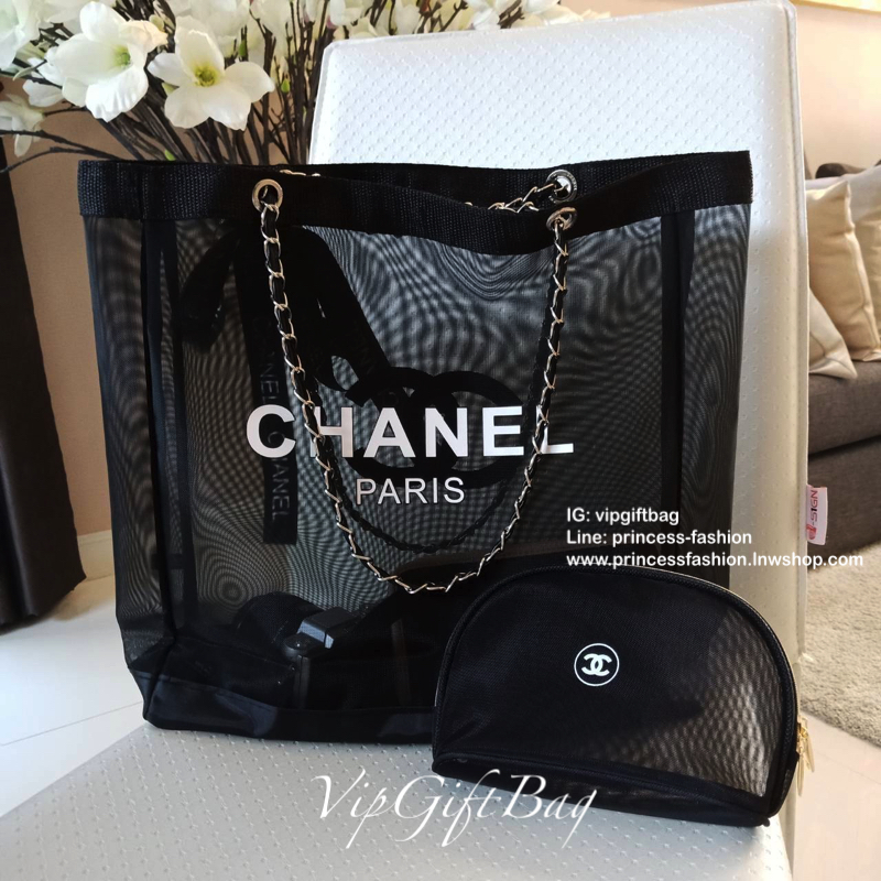 สีเงินสุดหรู **ถึงไทยแล้วค่ะ ---- ซื้อ1ได้ถึง2 !!! ---- Chanel Shopping Ribbin bag Chain With + Cosmetic Pouch กระเป๋าสะพายใบใหญ่ทรง Shopping พร้อมกระเป๋าใส่เครื่องสำอางค์ ใบเล็ก จากงานพรีเมี่ยมกิ้ฟของแท้นำเข้าจาก Chanel Perfume Counter ใบใหญ่วัสดุ Nylon 
