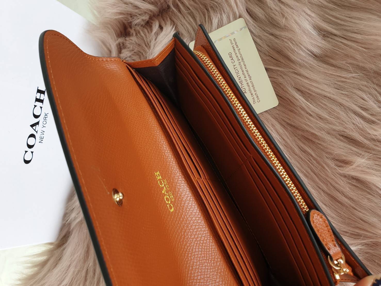 Coach long wallet กระเป๋าสตางค์ใบยาว วัสดุ pu. อะไหล่รมดำ เปิดปิดแบบฝาปิดกระดุม ภายในมีช่องใส่บัตร, ธนบัตร และช่องซิปใส่เหรียญ ด้านหลังมีอีก 1 ช่องค่ะ