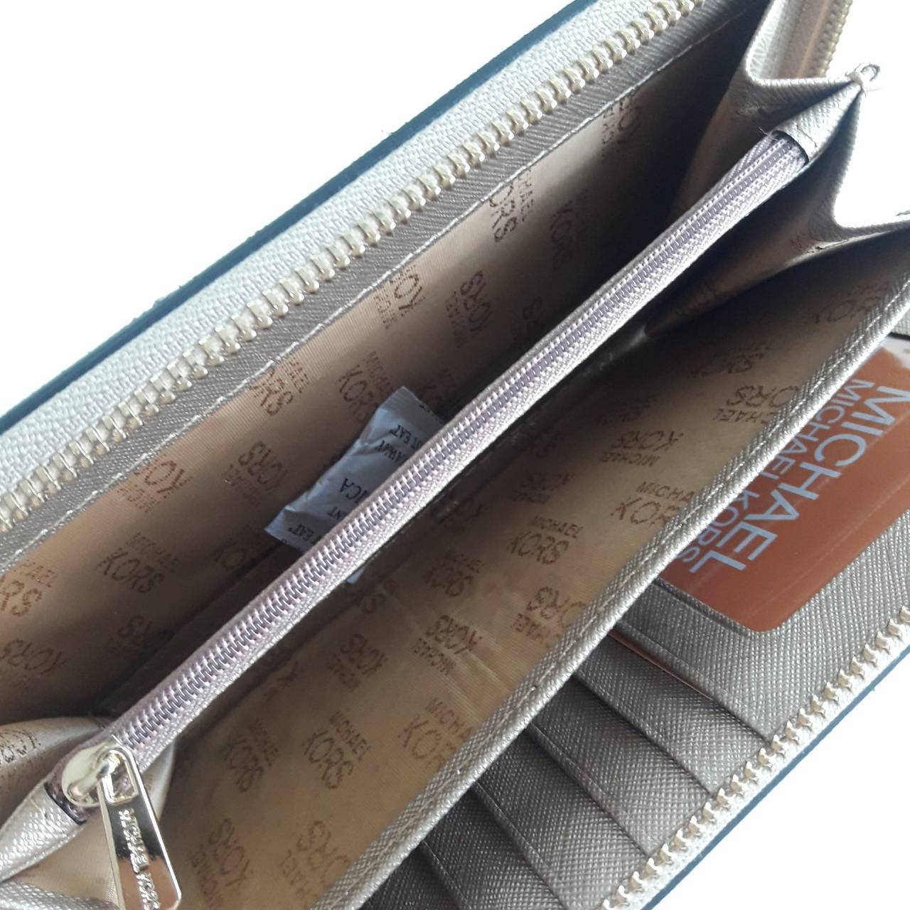 Best seller! งานขายดี รุ่นใหม่คะ Michael kors saffiano Wallet กระเป๋าสตางค์ใบยาว หนัง Saffiano ซิปรอบ สวยหรู มาก อะไหล่ปั้มโลโก้แบรนด์ ด้านในมีช่องใส่บัตร เยอะม้ากกก อีกด้านมีช่องแบงค์+ซิปใส่เหรียญ จุของได้เยอะจริงๆคะ ใส่ iphone 6+ ได้ สวยหรูดูดี อุปกรณ์ค