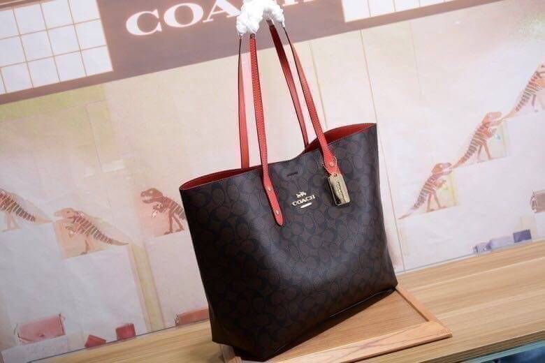 รุ่นยอดนิยม COACH TOWNTOTE IN SIGNATURE CANVAS F76636 กลับใช้ได้ทั้งสองด้าน ใบขนาดใหญ่จุใจ ใส่ของได้เยอะมากกก เป็นรุ่นที่สวยตลอดกาล ควรมีติดตู้ไว้เลยค่าา