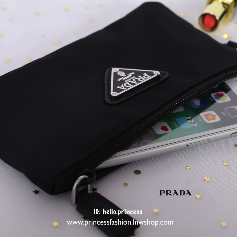 Prada nylon clutch bag สินค้า Premium gift จากเค้าเตอร์แบรนด์ต่างประเทศ แท้ 💯 วัสดุไนล่อน คุณภาพดีเนื้อหนา น้ำหนักเบา อะไหล่เงิน สวย หรู น่าใช้มากเลยค่ะ ด้านในใส่ของจุกจิก Iphone 8+ ซับในพิมพ์ลายแบรนด์สวยหรู ตัวจริงสวยน่าใช้มาก บอกเลย Don't m